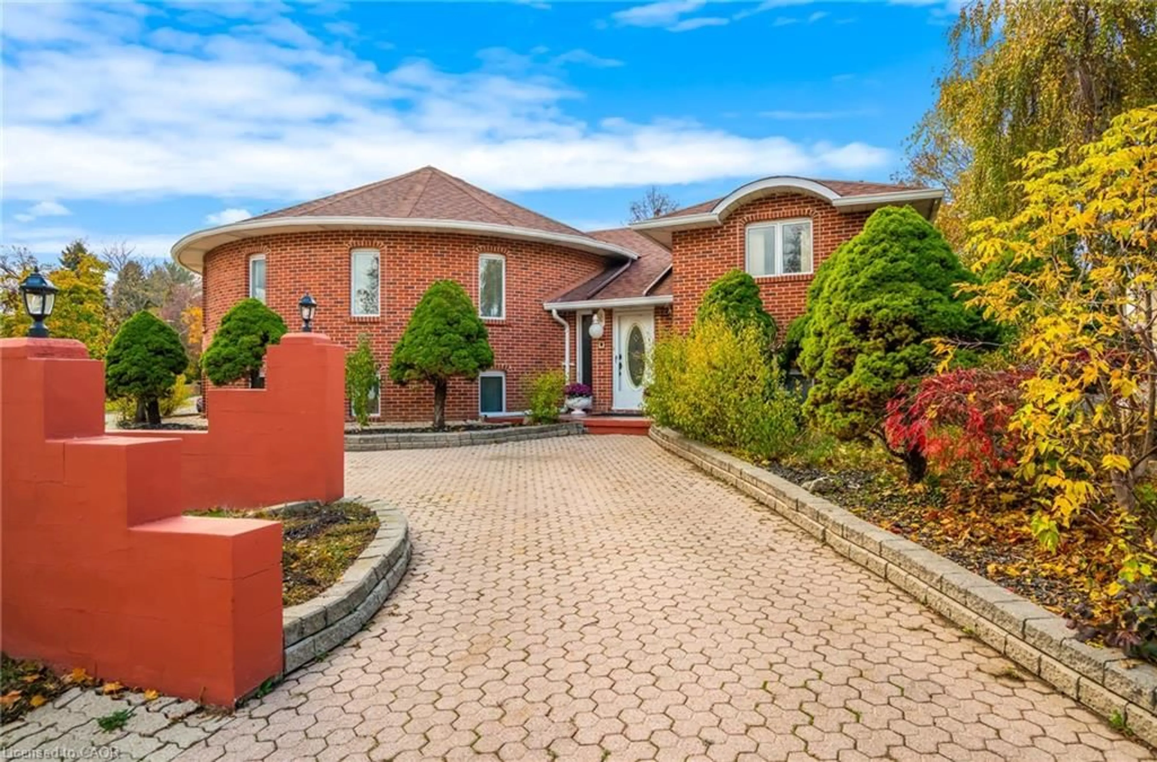 Home with brick exterior material, street for 85 Westgate Park Dr, St. Catharines Ontario L2N 5X1