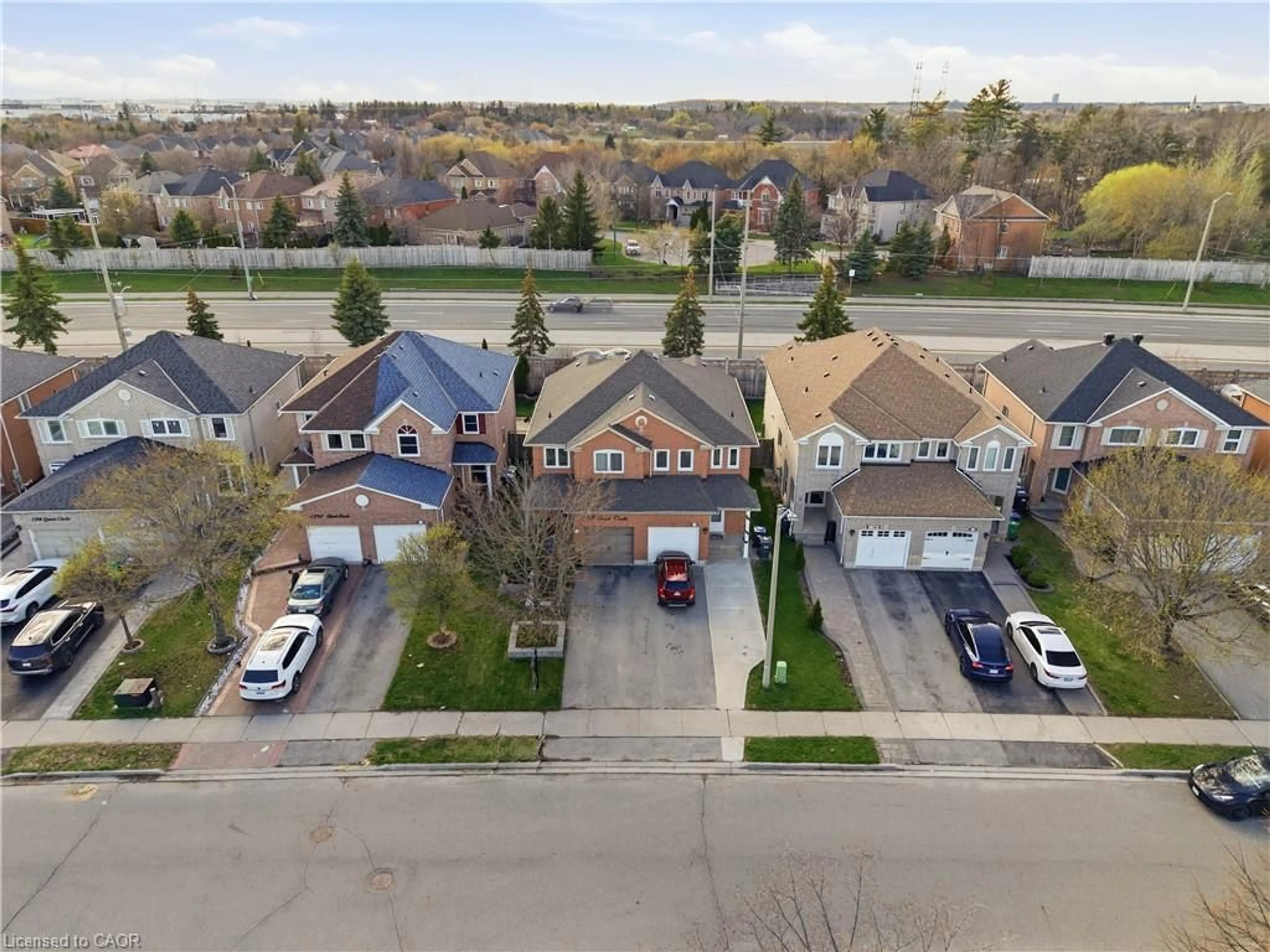 A pic from outside/outdoor area/front of a property/back of a property/a pic from drone, street for 1386 Quest Cir, Mississauga Ontario L5N 8B5