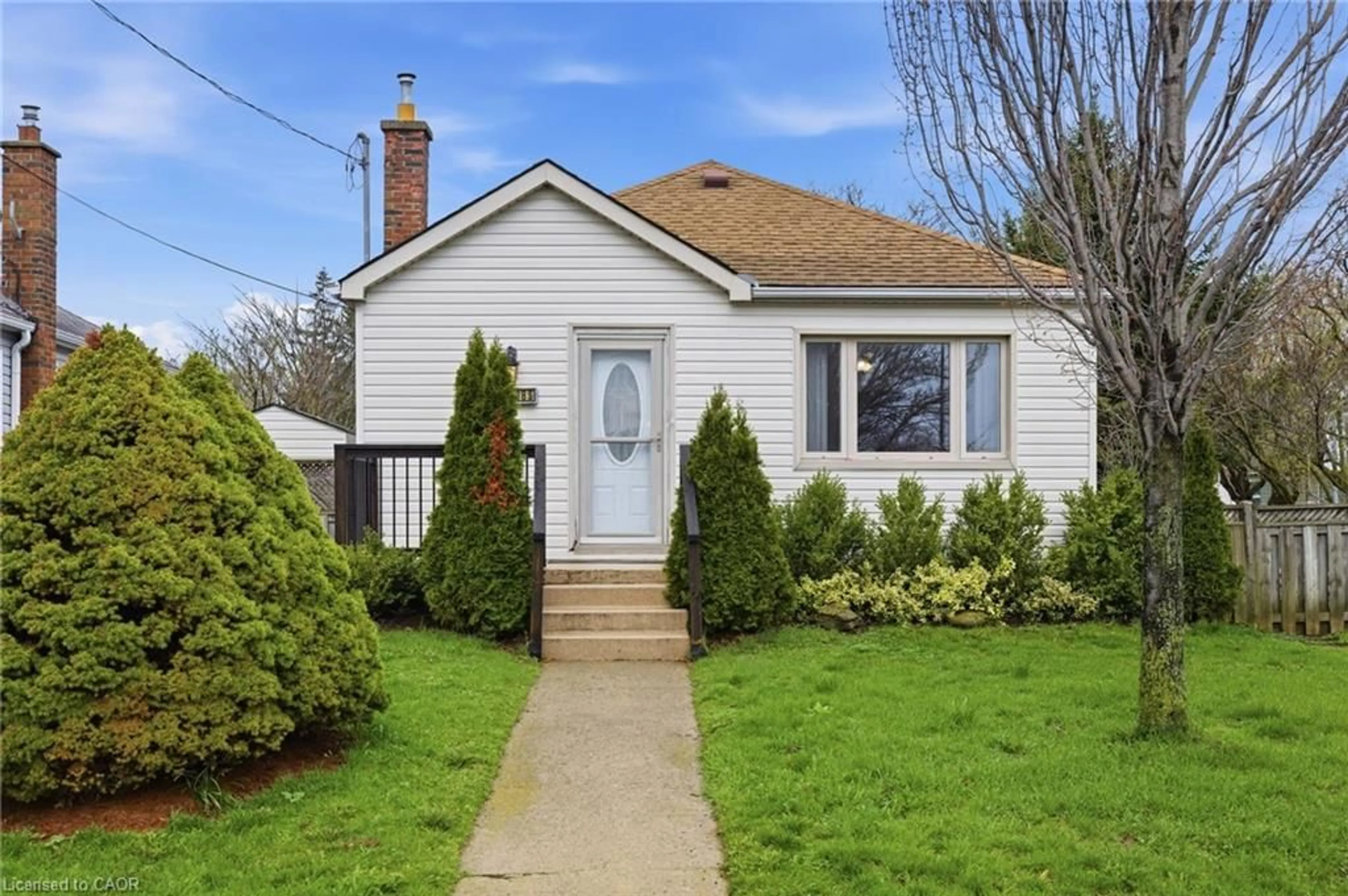Home with vinyl exterior material, street for 138 Glenholme Ave, Hamilton Ontario L8K 3L7