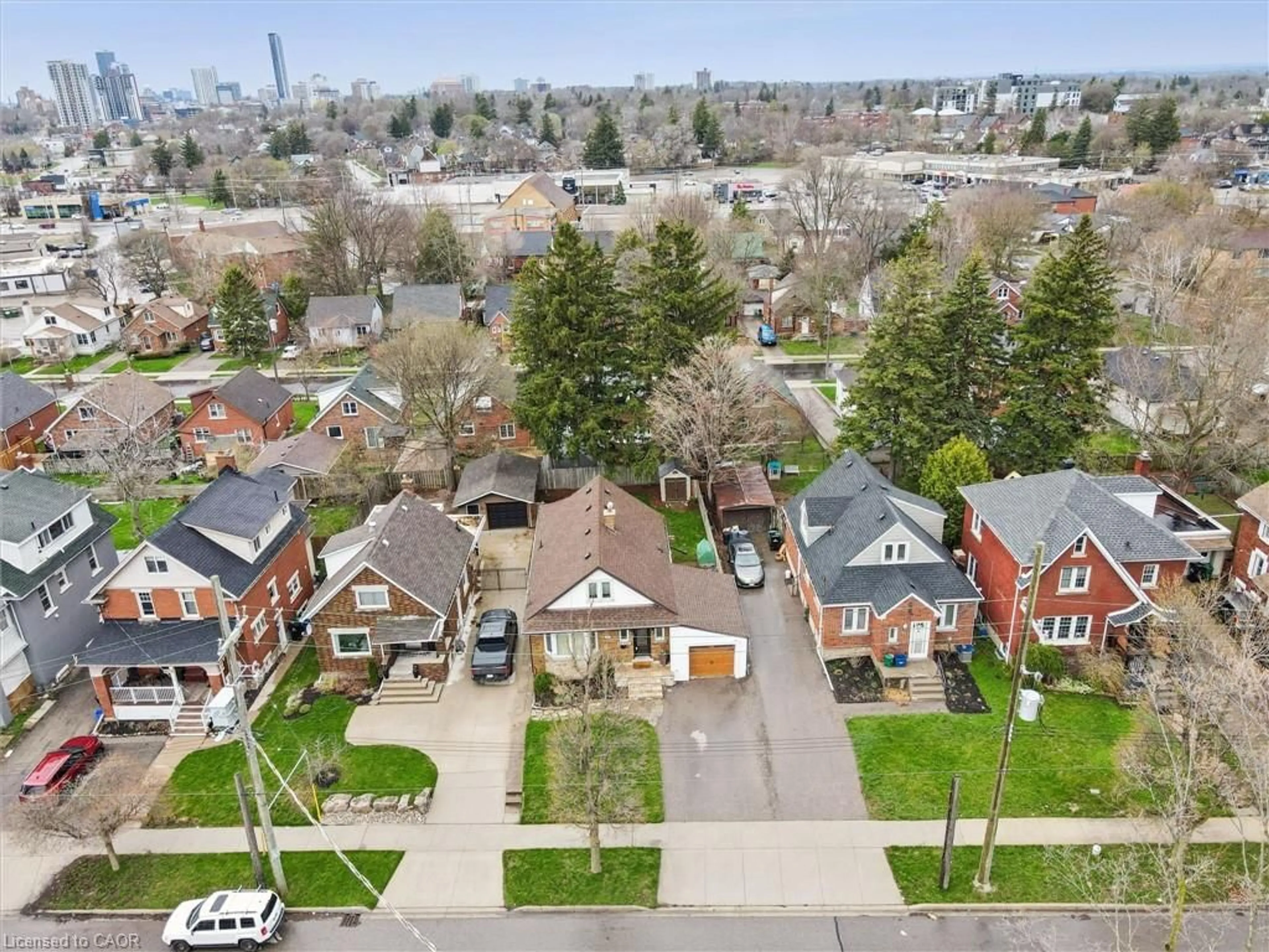 A pic from outside/outdoor area/front of a property/back of a property/a pic from drone, street for 30 Sheldon Ave, Kitchener Ontario N2H 3M2