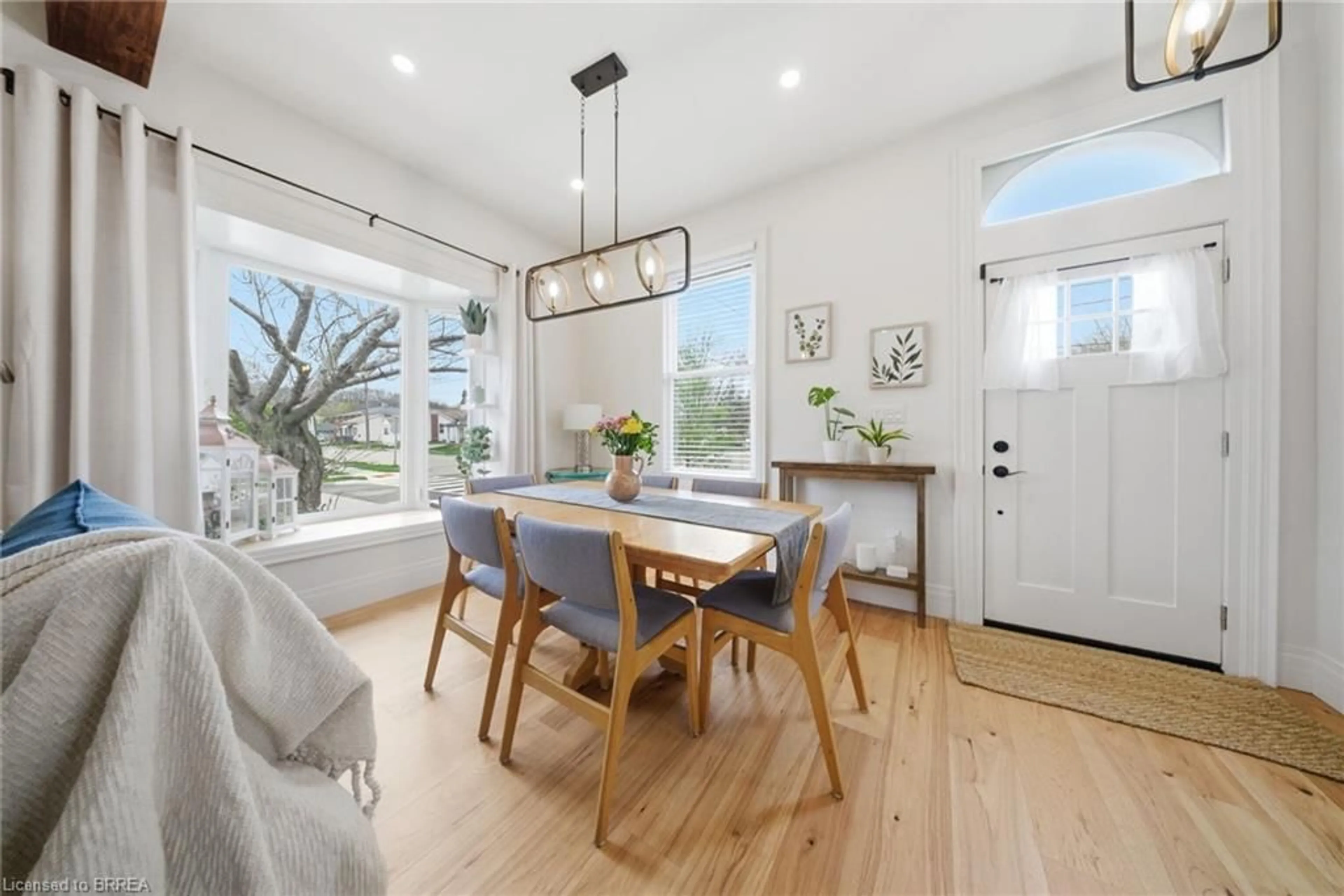 Open concept kitchen, wood/laminate floor for 62 Walnut St, Brantford Ontario N3T 1H2