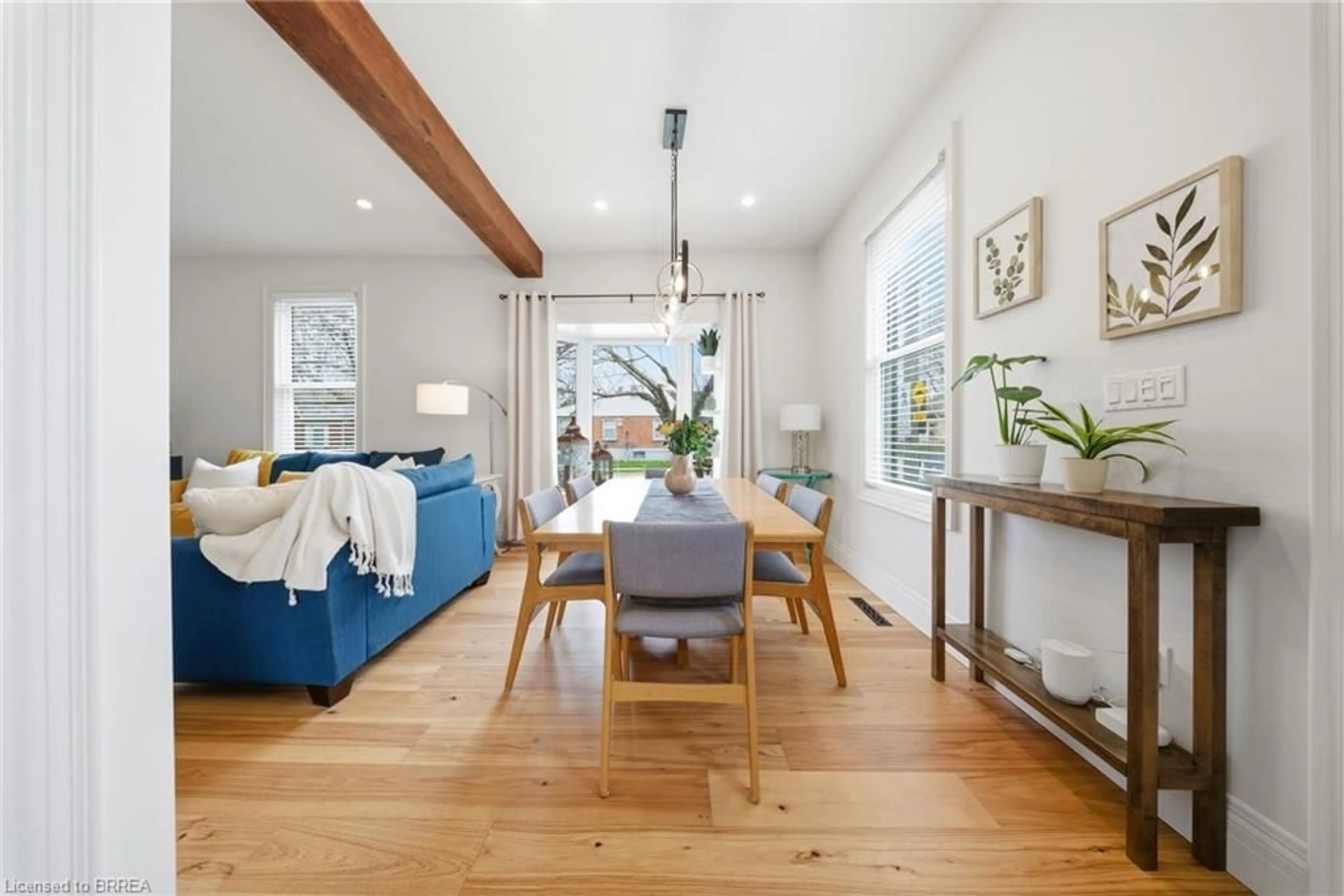 Living room with furniture, wood/laminate floor for 62 Walnut St, Brantford Ontario N3T 1H2