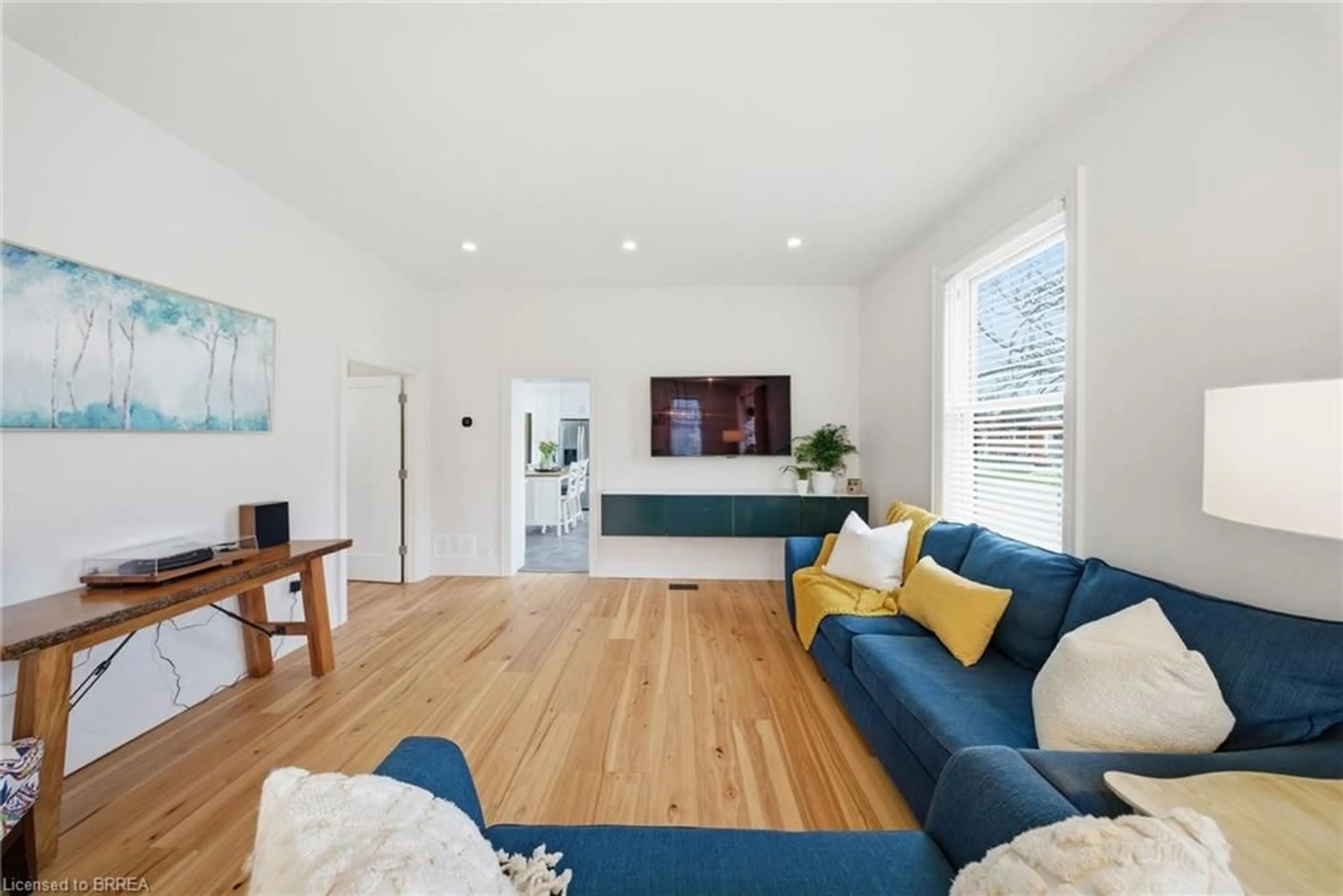 Living room with furniture, wood/laminate floor for 62 Walnut St, Brantford Ontario N3T 1H2