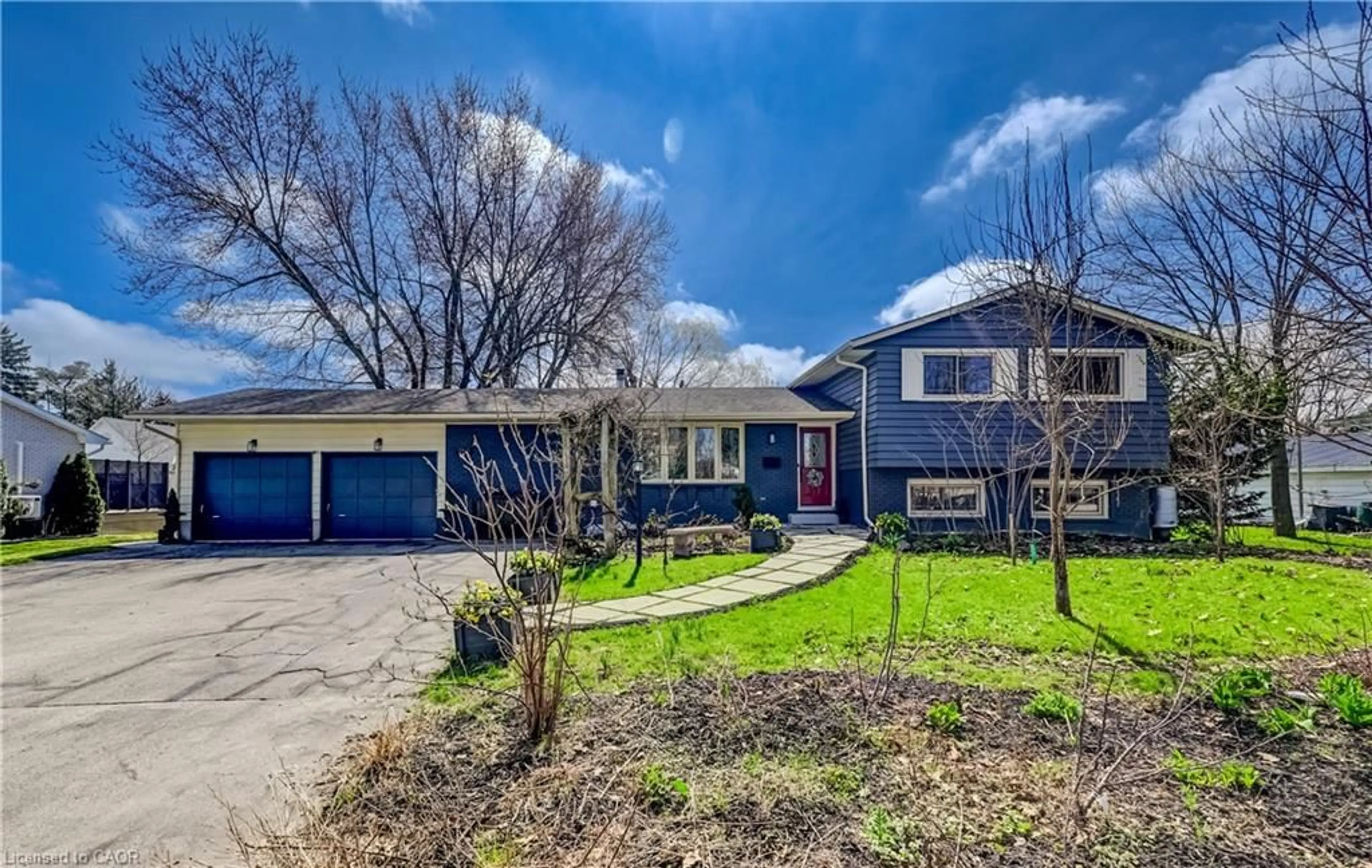 A pic from outside/outdoor area/front of a property/back of a property/a pic from drone, street for 750 Elizabeth St, Listowel Ontario N4W 2R6