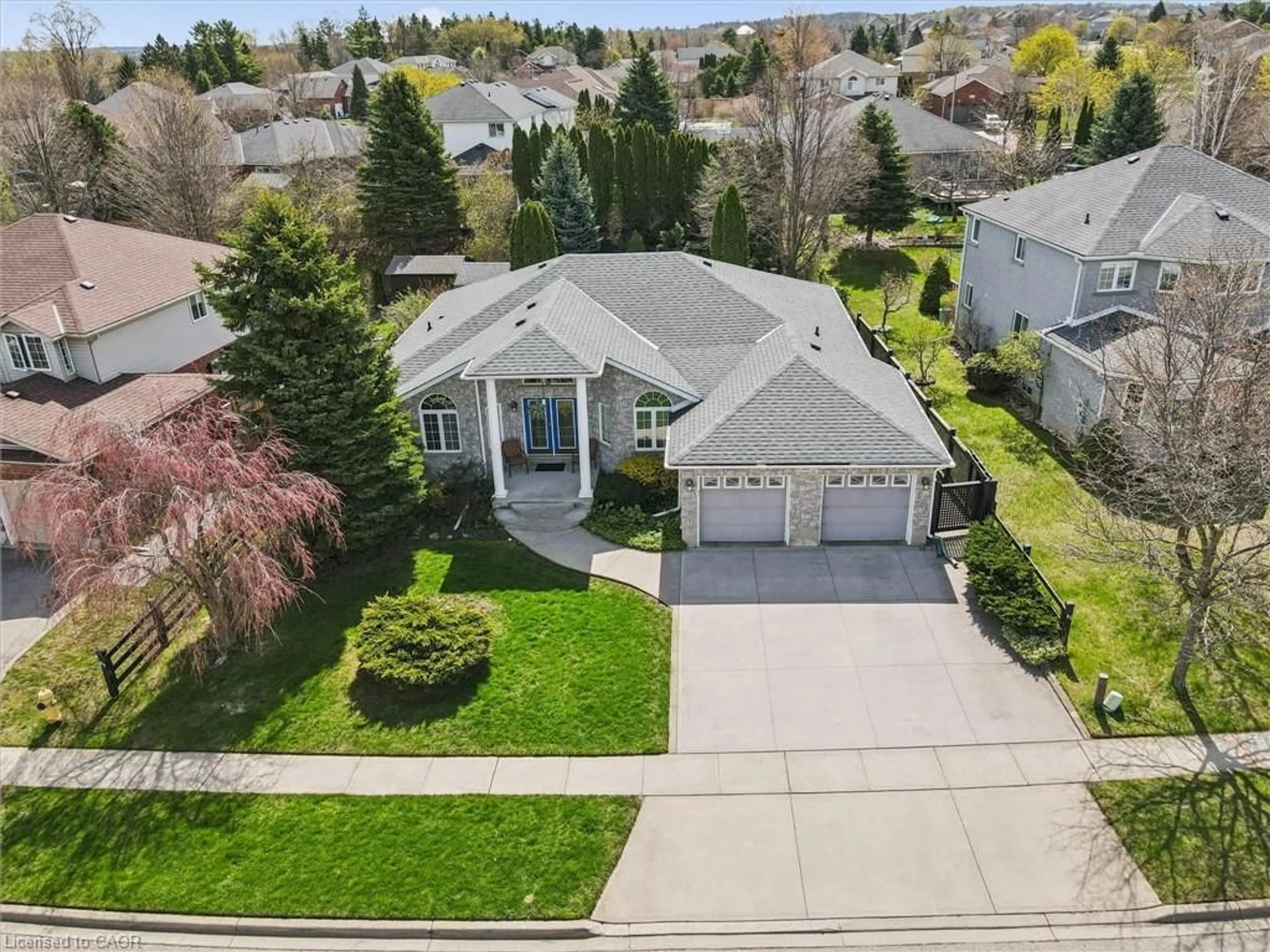 A pic from outside/outdoor area/front of a property/back of a property/a pic from drone, street for 80 Newman Dr, Cambridge Ontario N1S 5A8