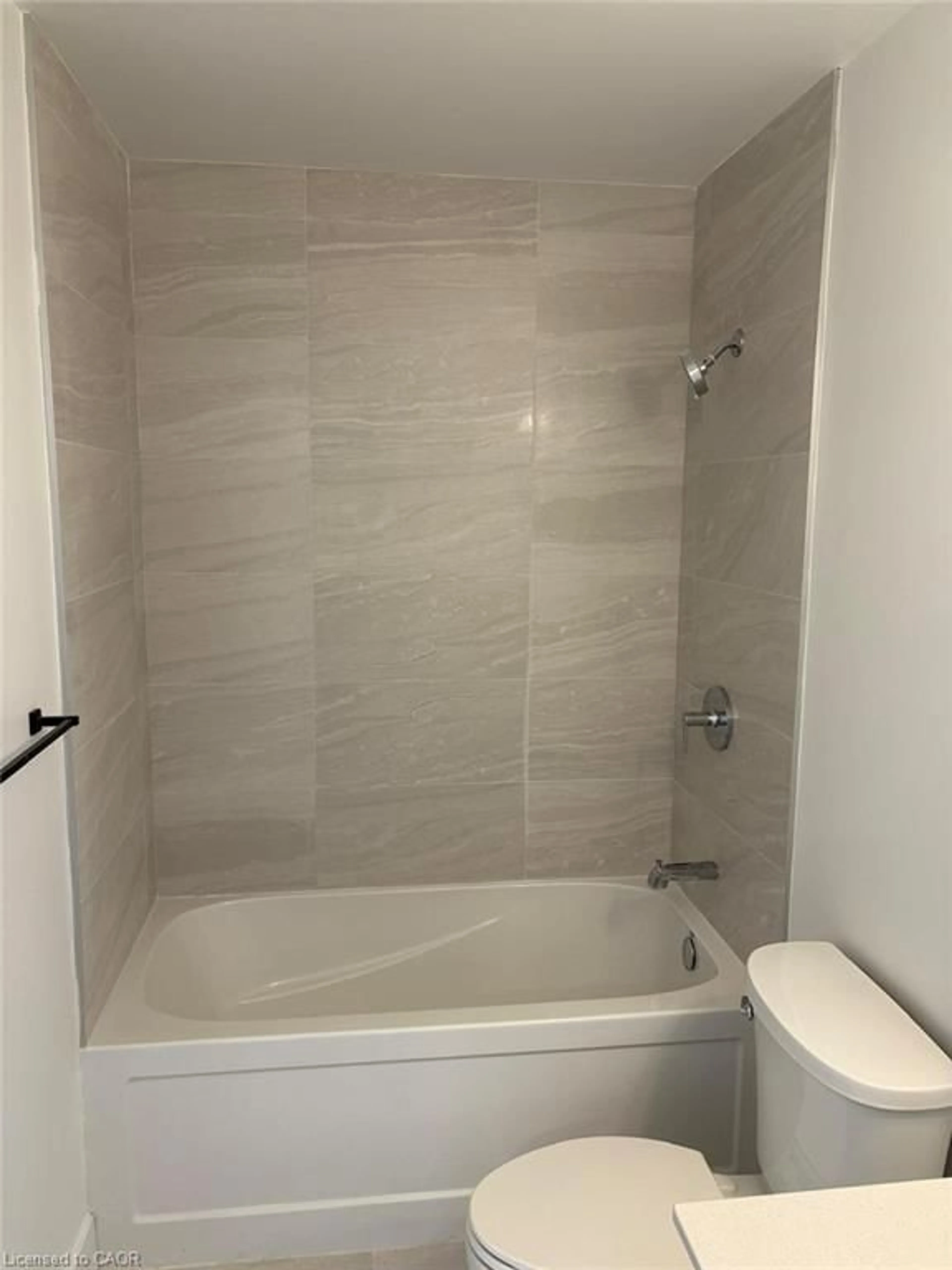 Standard bathroom, ceramic/tile floor for 2782 Barton St #1215, Hamilton Ontario L8E 0L3