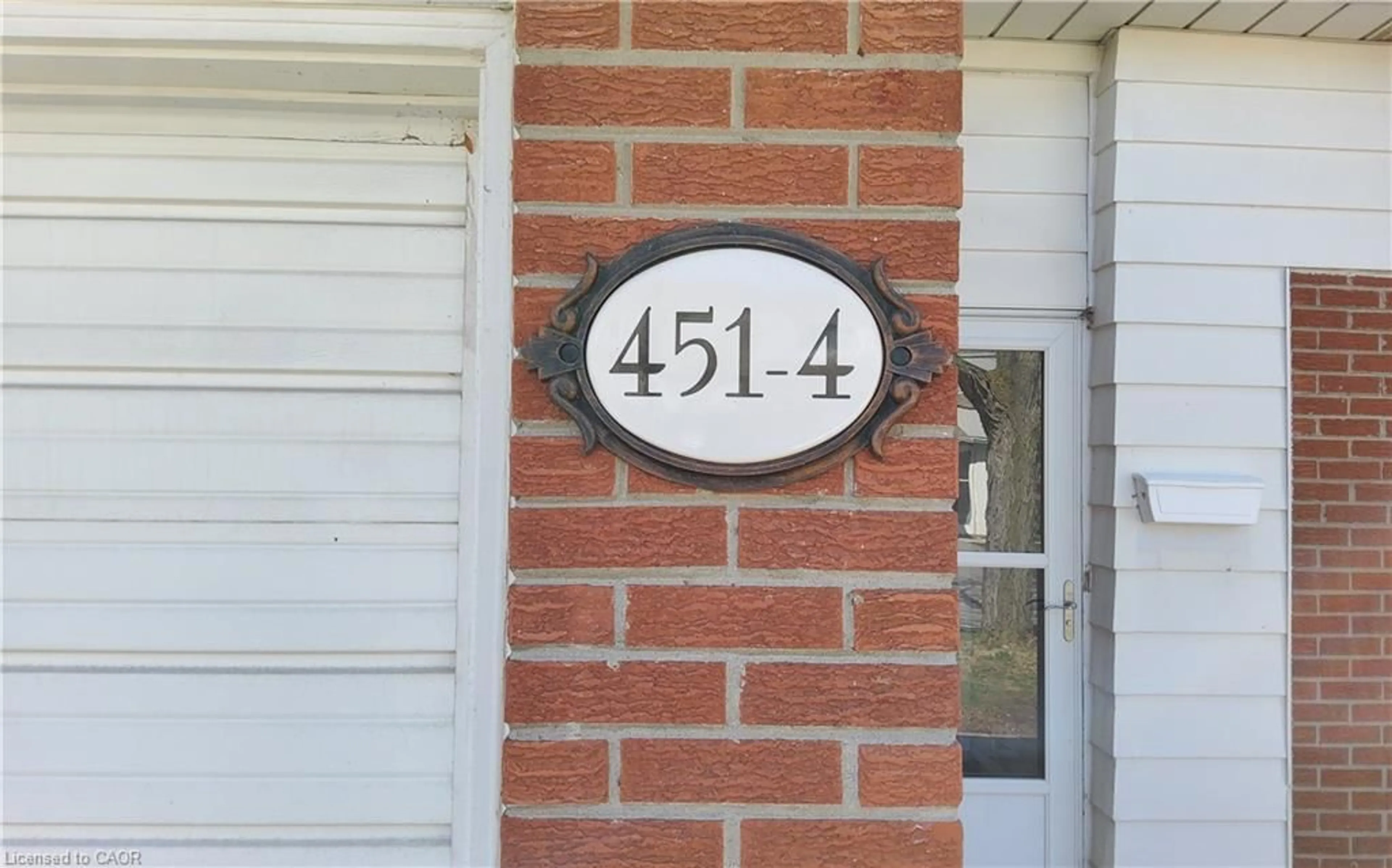 Indoor entryway for 451 Woodview Rd #4, Burlington Ontario L7N 2Z9