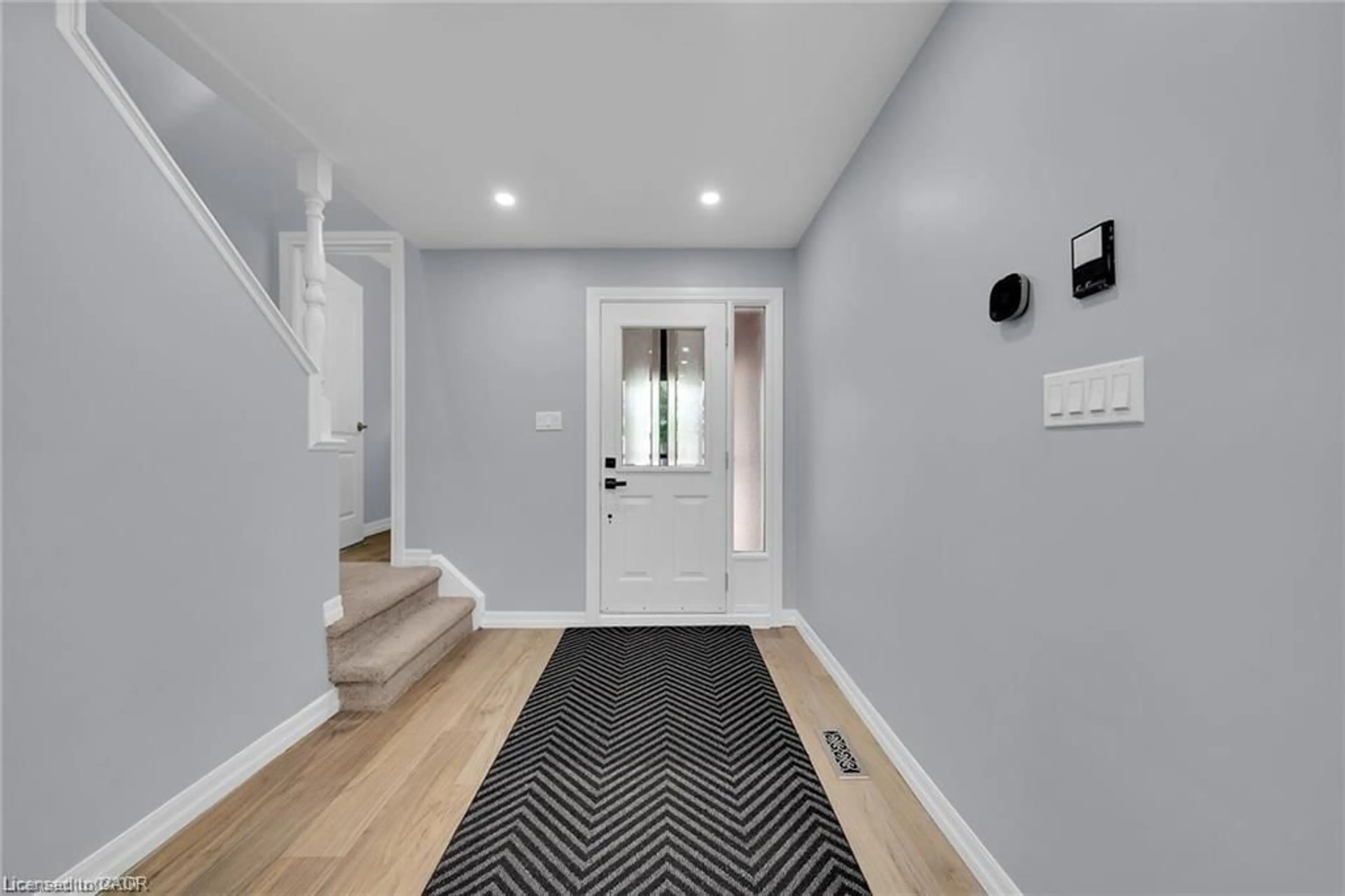 Indoor entryway for 451 Woodview Rd #4, Burlington Ontario L7N 2Z9