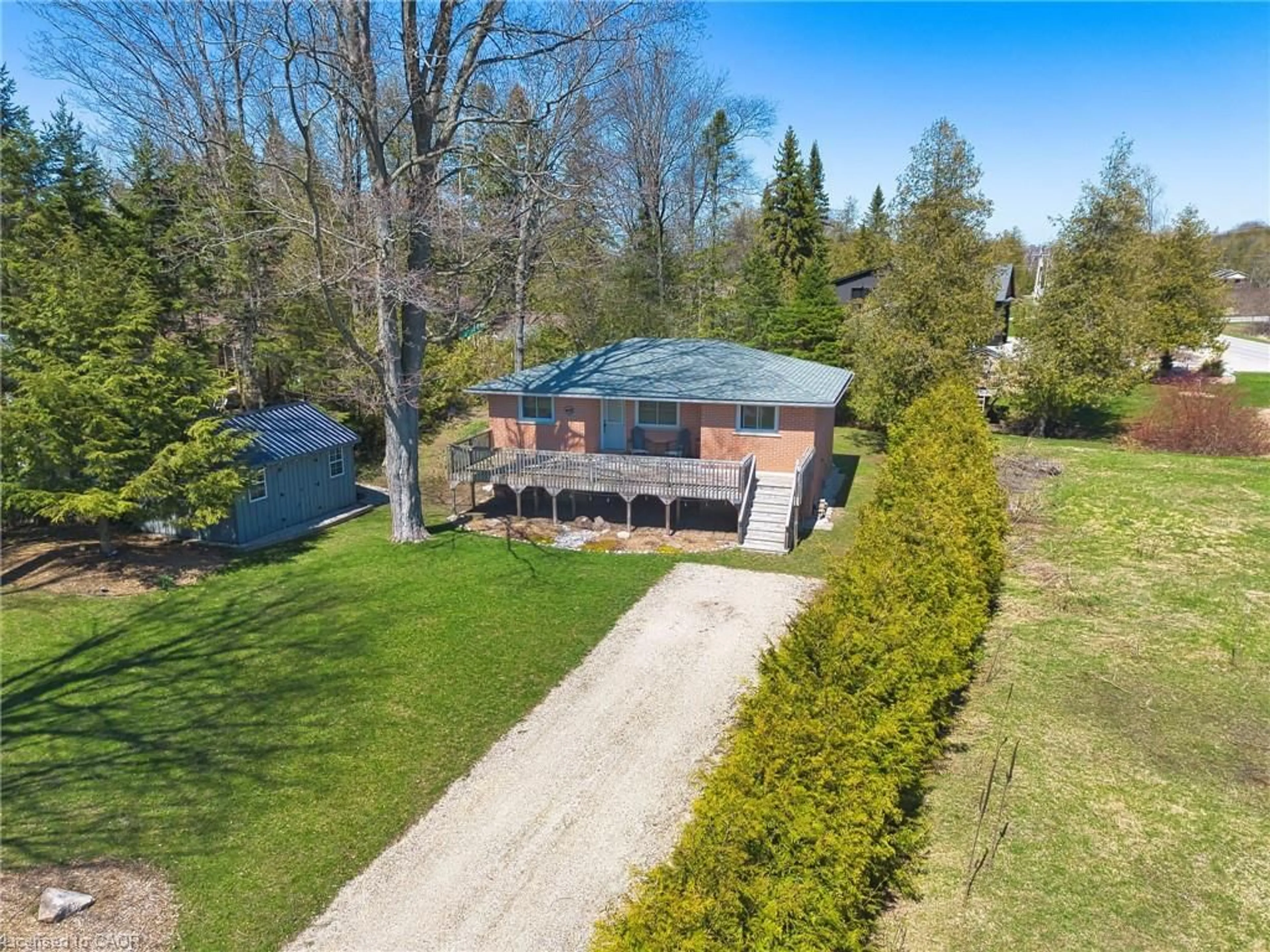 A pic from outside/outdoor area/front of a property/back of a property/a pic from drone, street for 122 Hemlock St, Kincardine Ontario N2Z 2X3