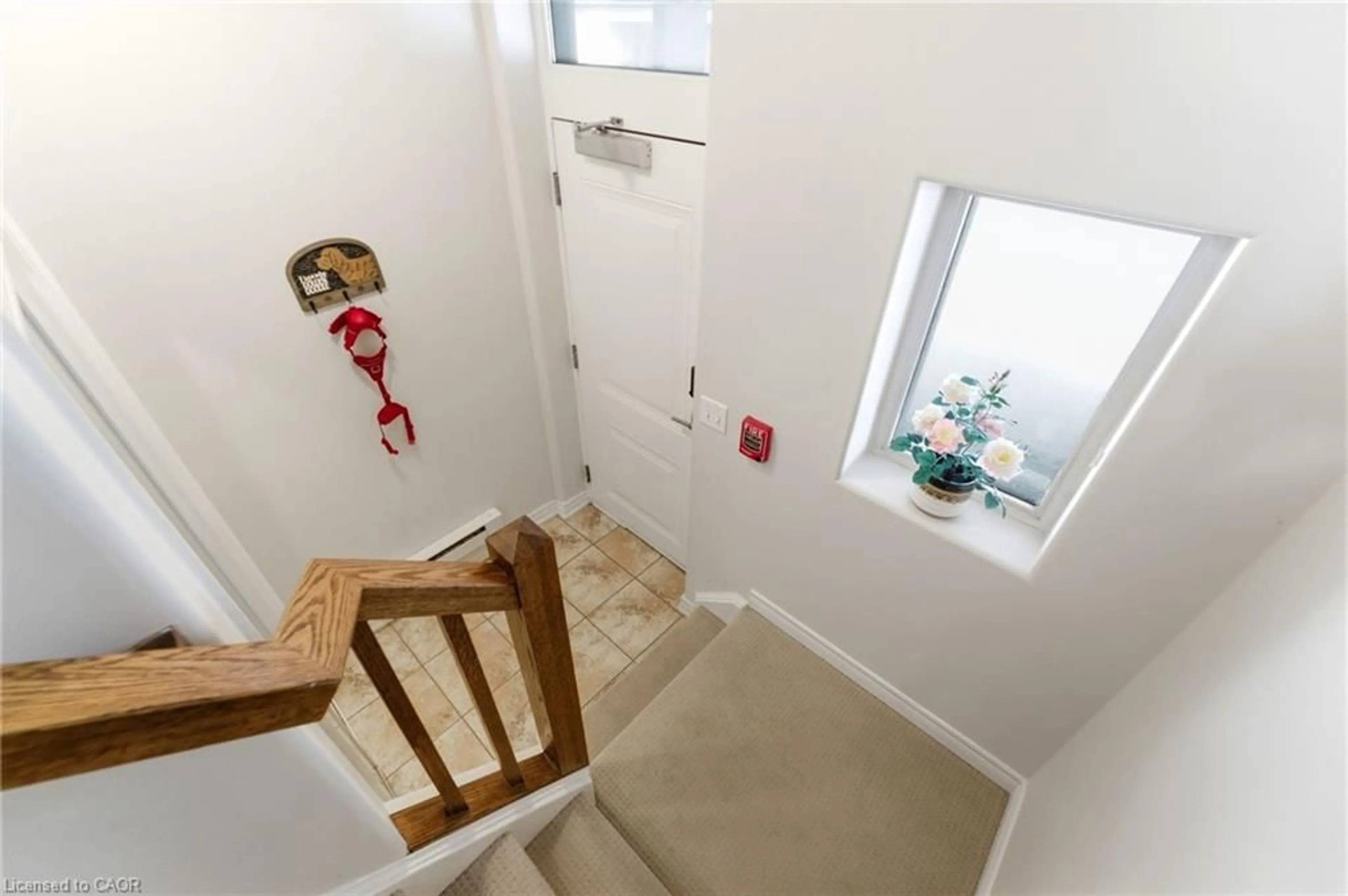 Indoor entryway for 362 Plains Rd #32, Burlington Ontario L7T 0A4