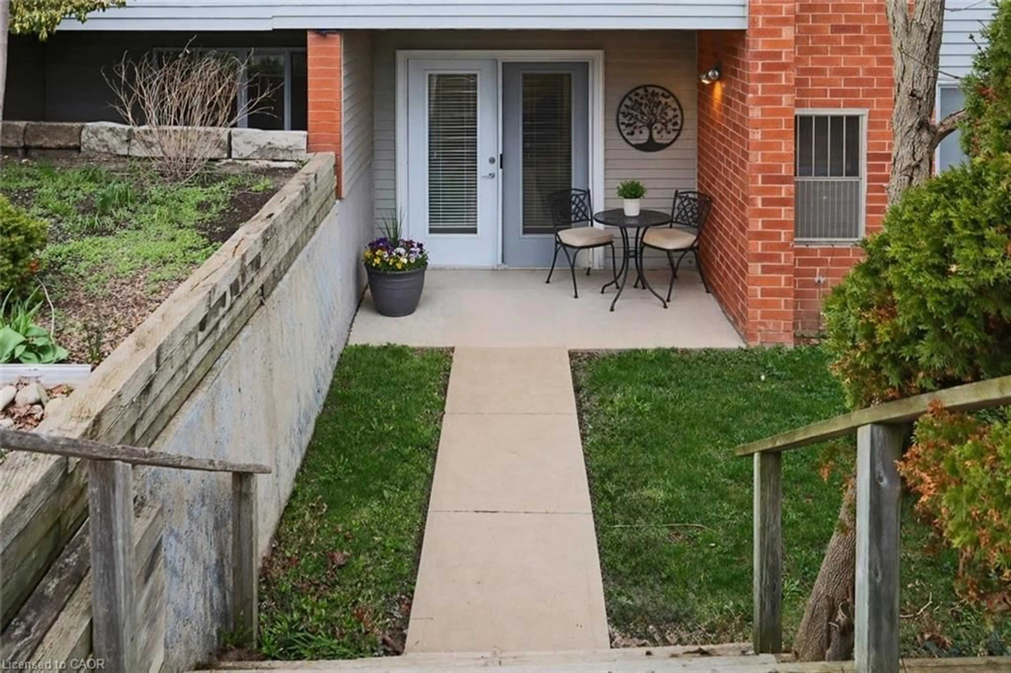 Patio, street for 500 Westmount Rd #103, Kitchener Ontario N2M 5M9