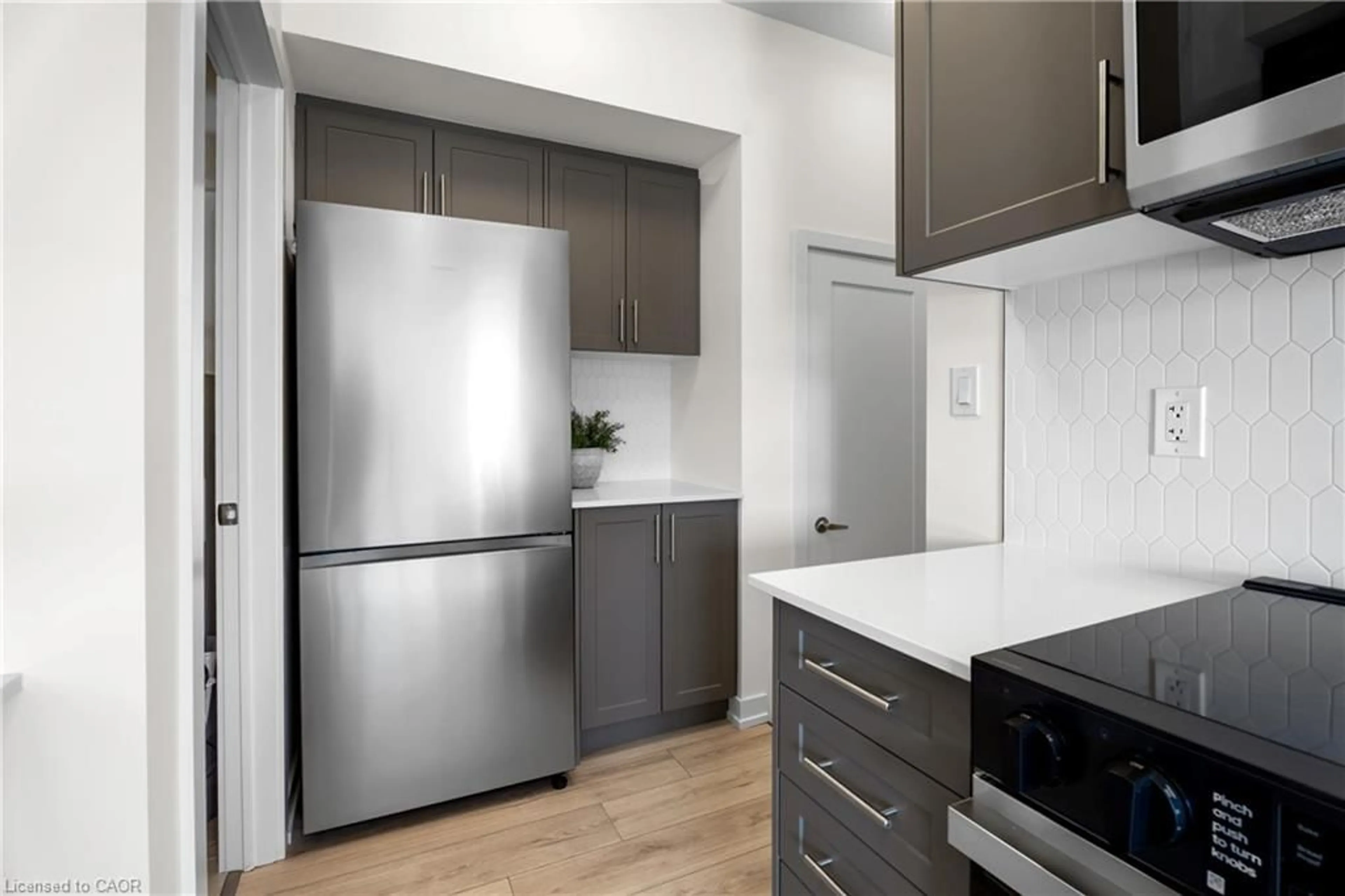 Standard kitchen, wood/laminate floor for 940 St. David St #51, Fergus Ontario N1M 0L7