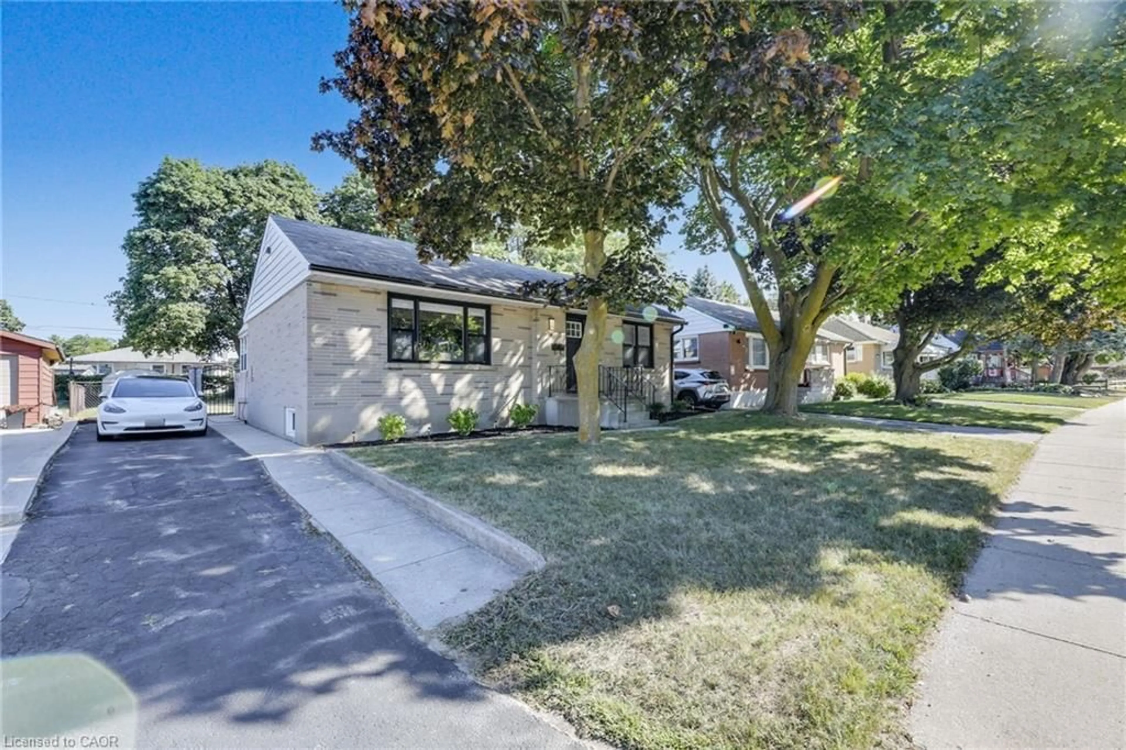 Unknown for 18 Tweedsmuir Ave, London Ontario N5W 1K5