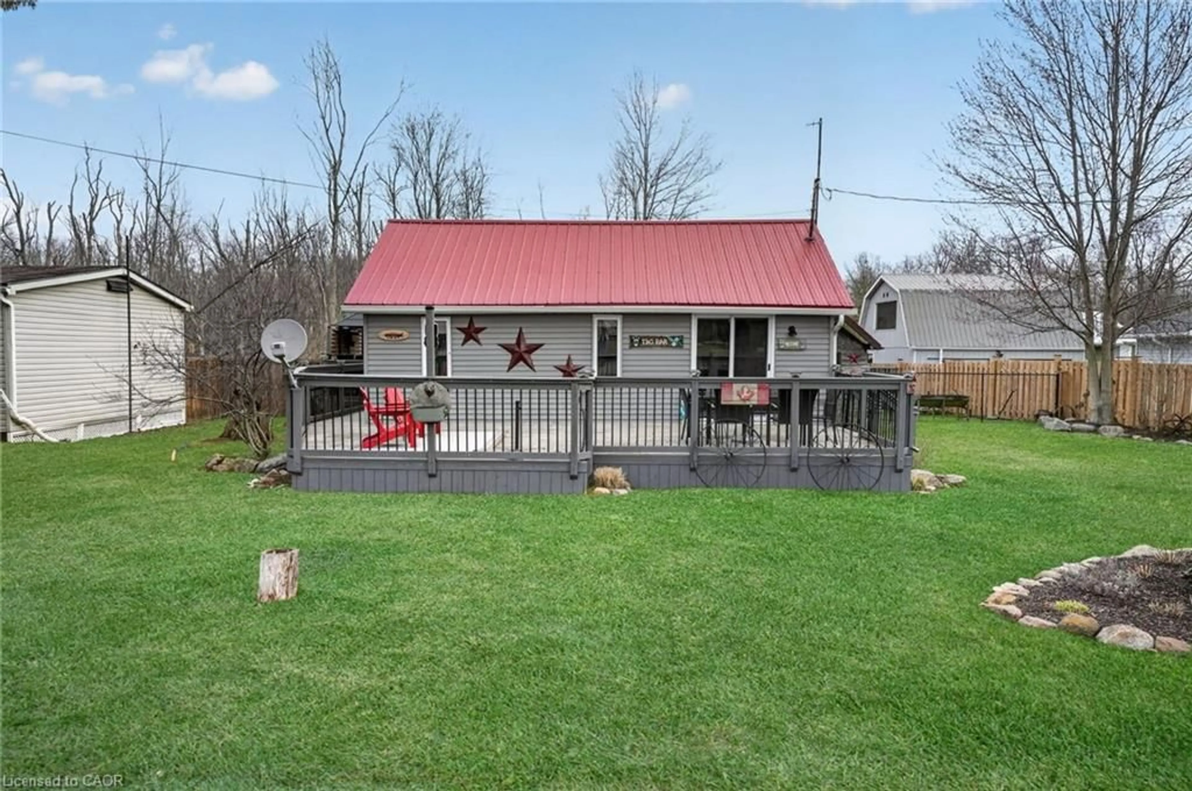 A pic from outside/outdoor area/front of a property/back of a property/a pic from drone, unknown for 282 Baygrove Line, Dunnville Ontario N1A 2W8