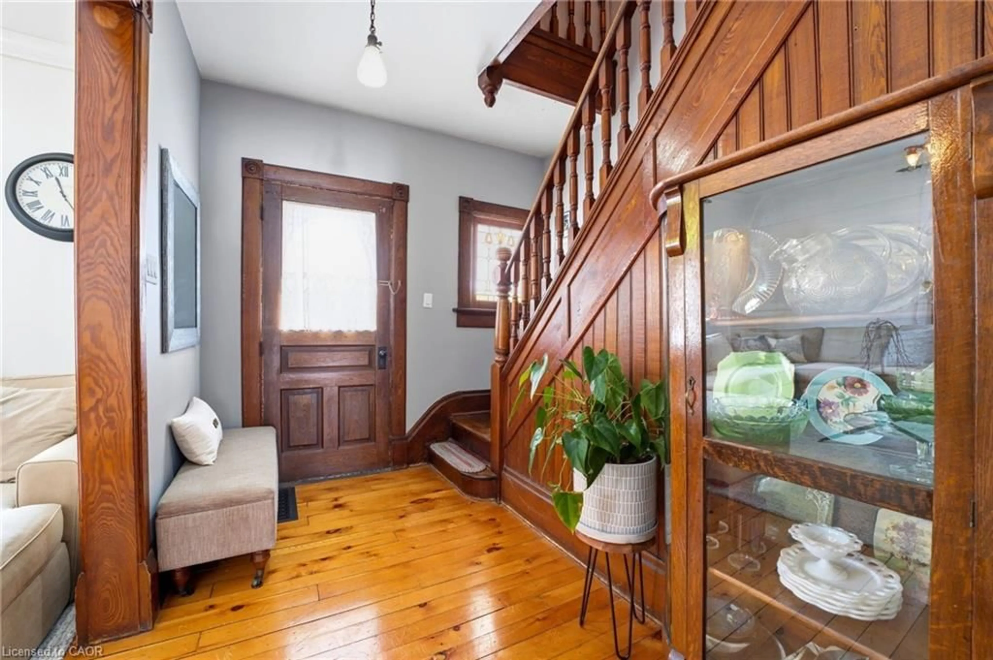 Indoor foyer for 19 Riverside Dr, Elmira Ontario N3B 1R4