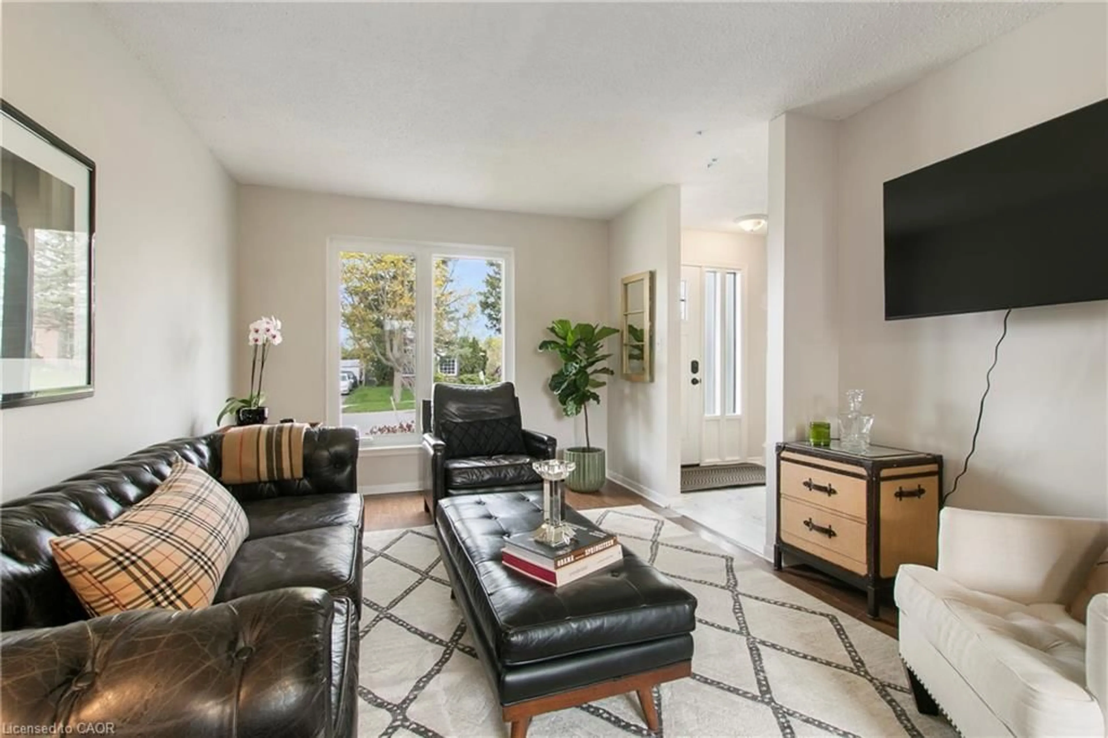 Living room with furniture, ceramic/tile floor for 29 Woodlawn Ave, Brantford Ontario N3V 1A4