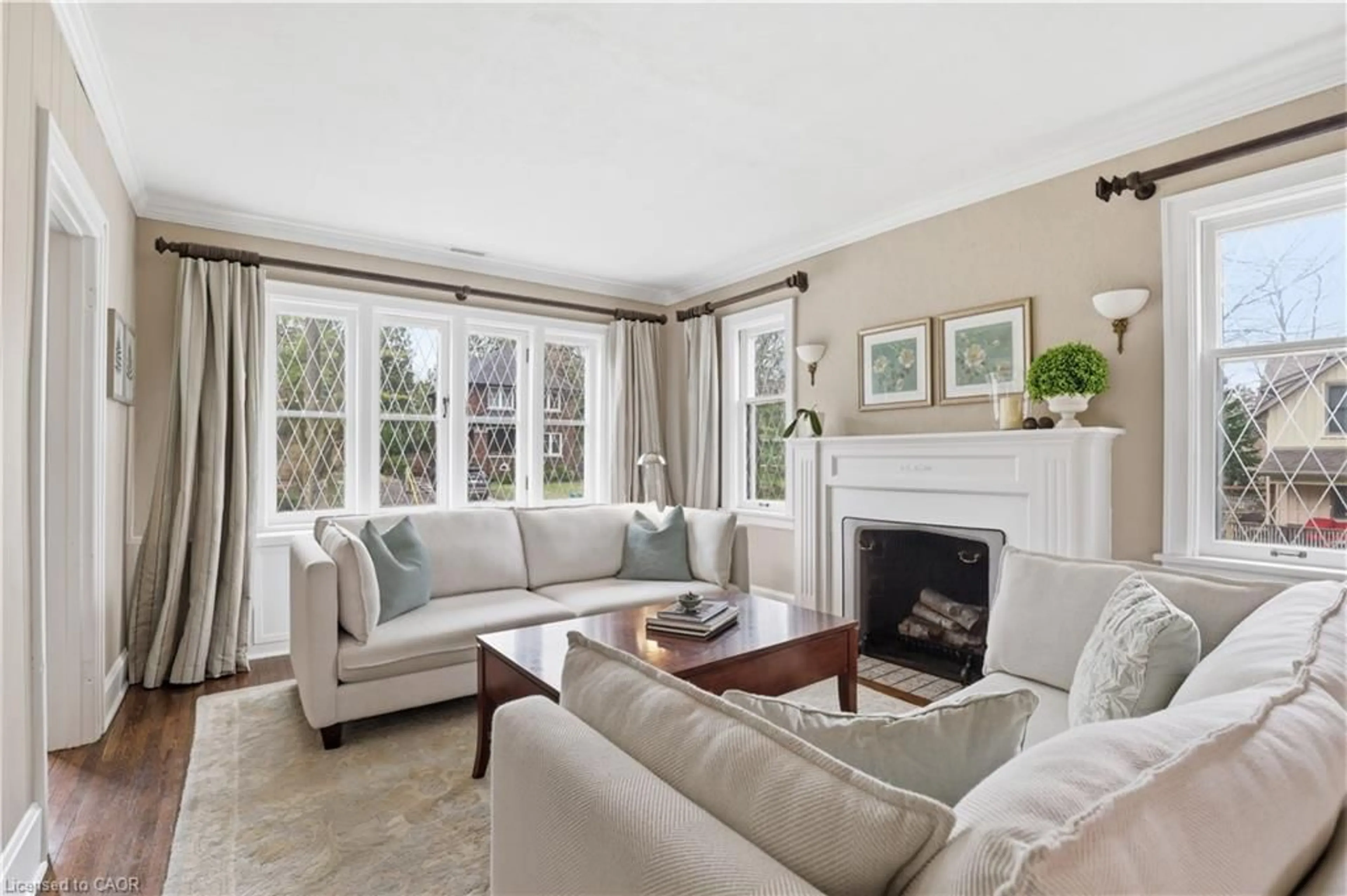 Living room with furniture, ceramic/tile floor for 122 Dunbar Rd, Waterloo Ontario N2L 2E7