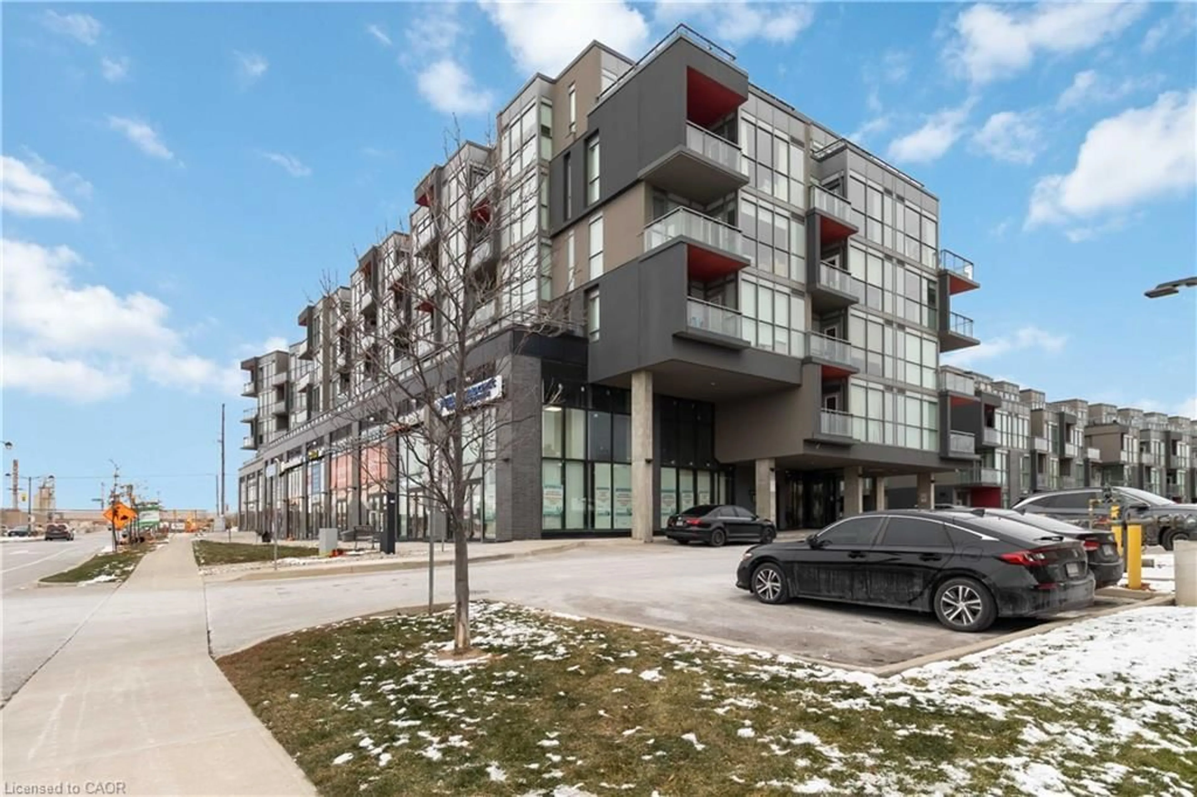 Patio, building for 5220 Dundas St #D422, Burlington Ontario L7L 0J4