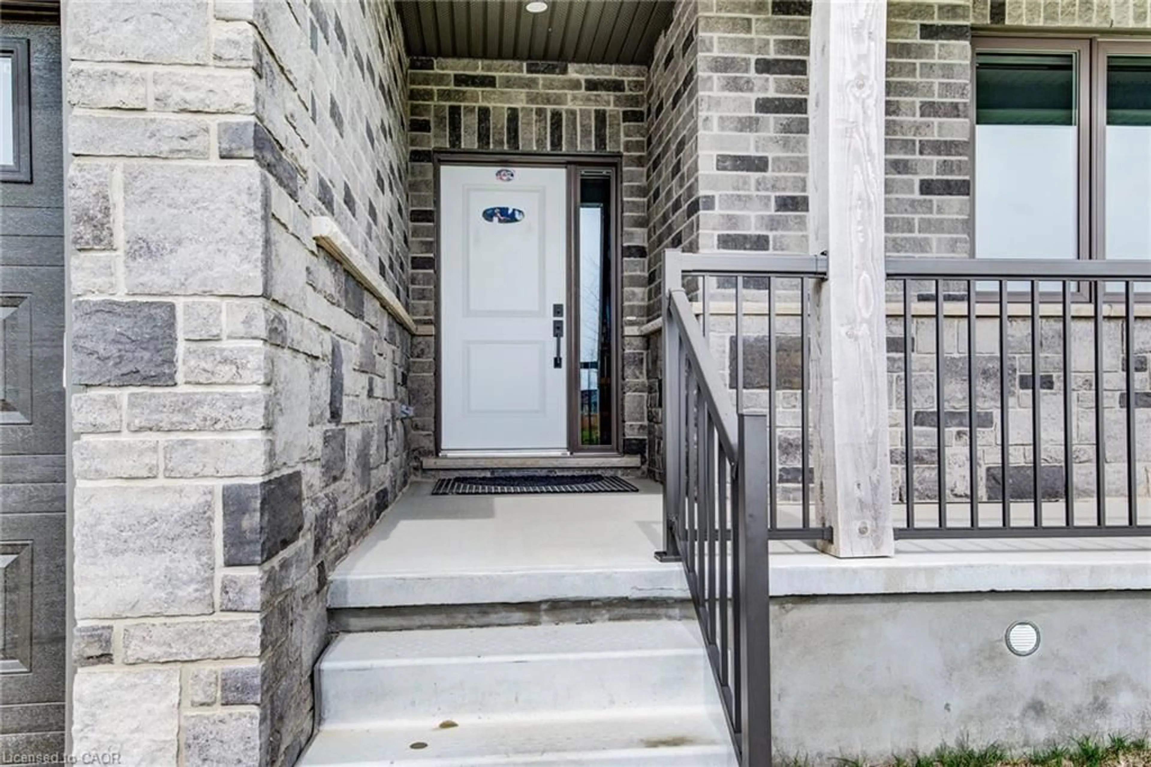 Indoor entryway for 625 Winchester Ave, Listowel Ontario N4W 0J9
