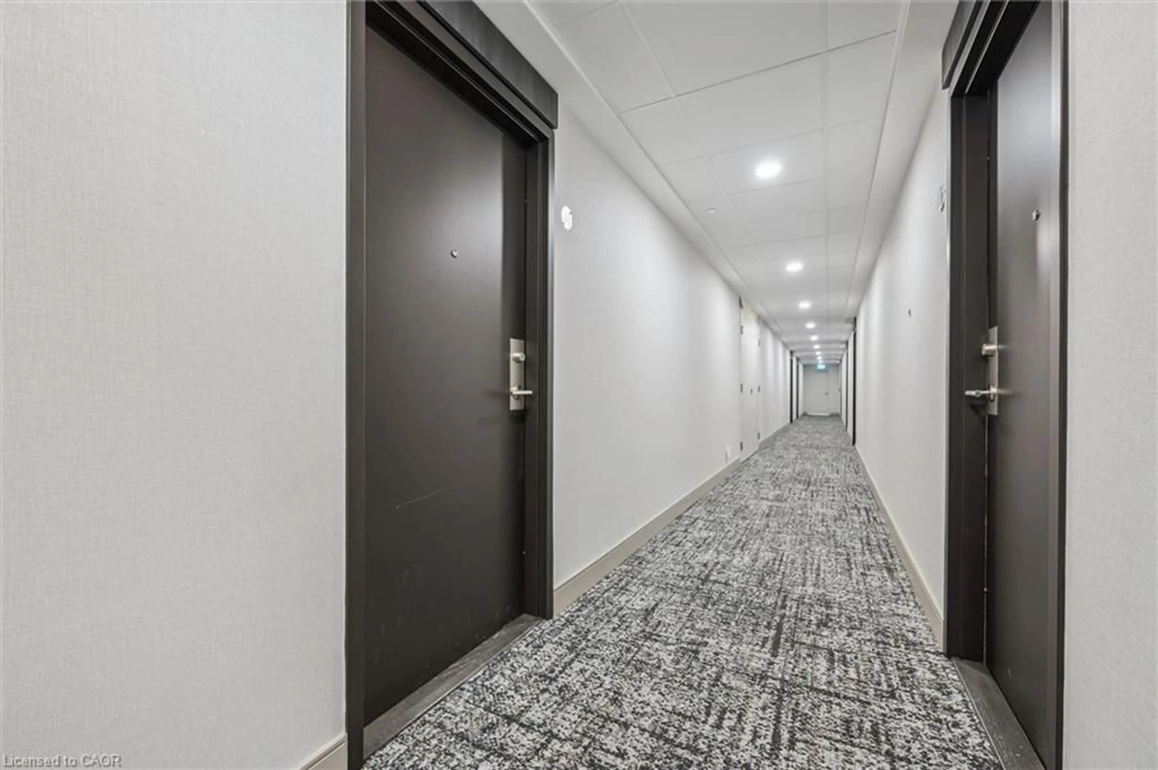 Indoor foyer for 85 Duke St #103, Kitchener Ontario N2H 0B7