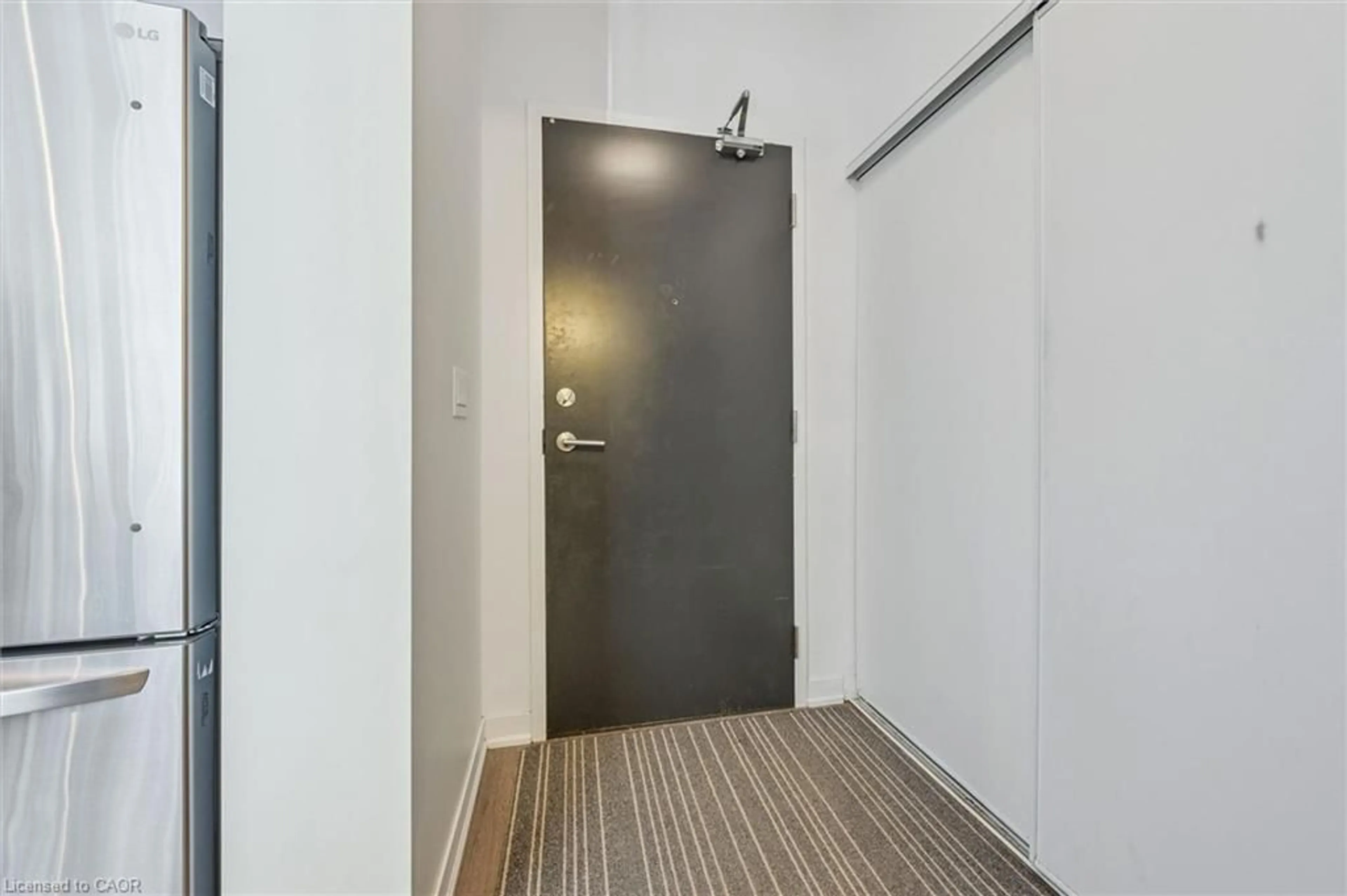 Indoor foyer for 85 Duke St #103, Kitchener Ontario N2H 0B7