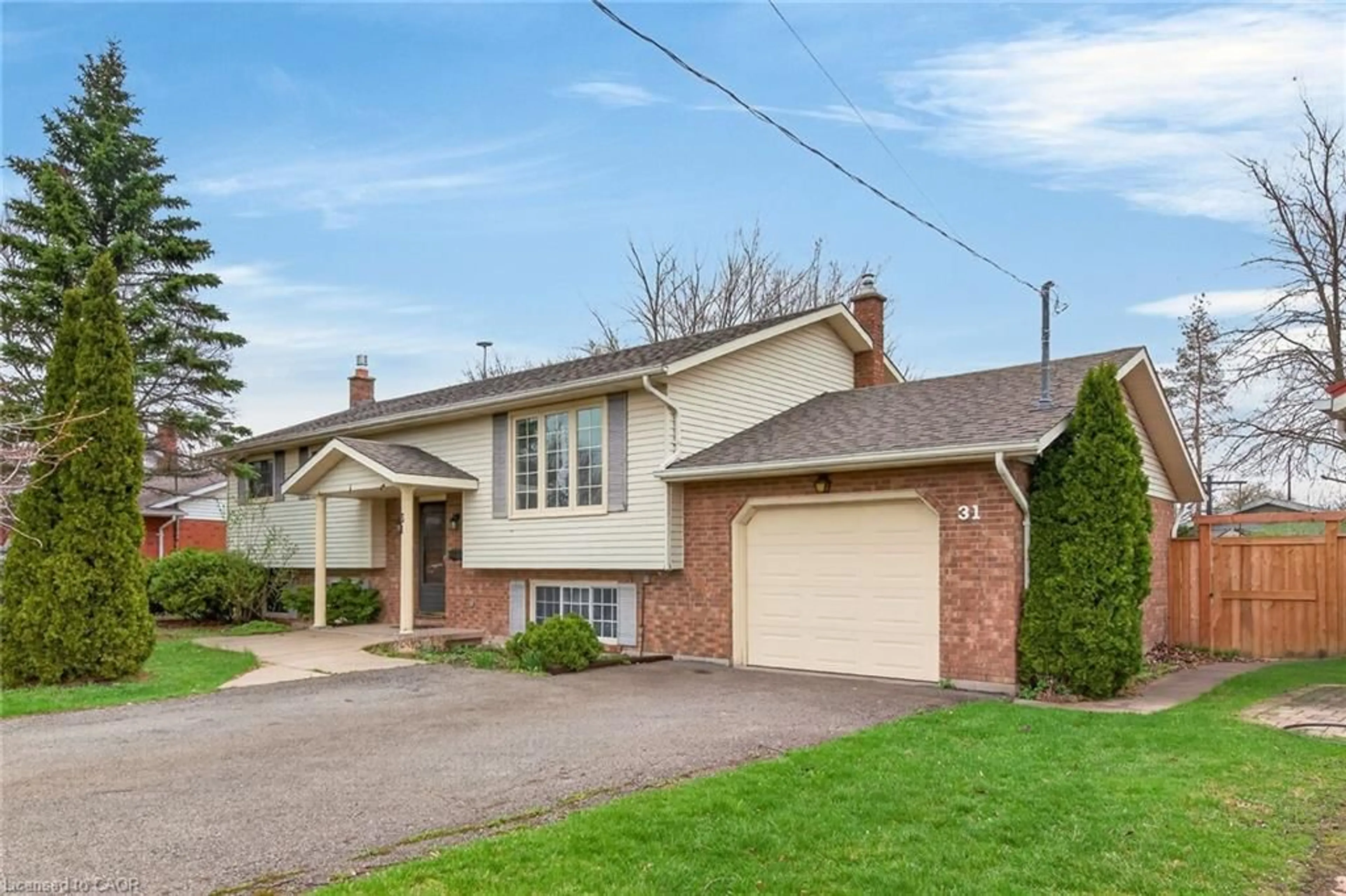 Home with brick exterior material, street for 31 Killins St, Smithville Ontario L0R 2A0