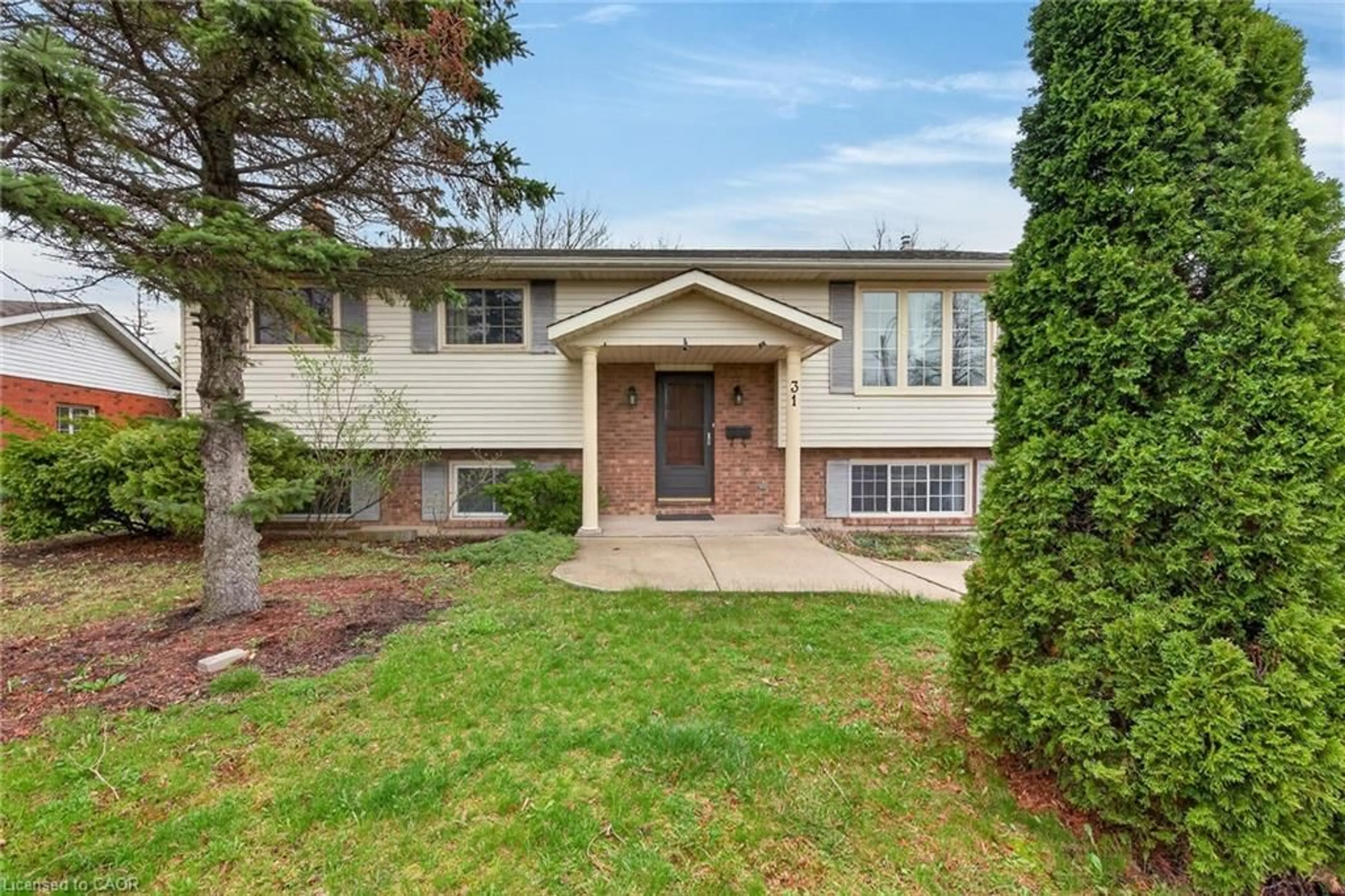 Home with vinyl exterior material, street for 31 Killins St, Smithville Ontario L0R 2A0