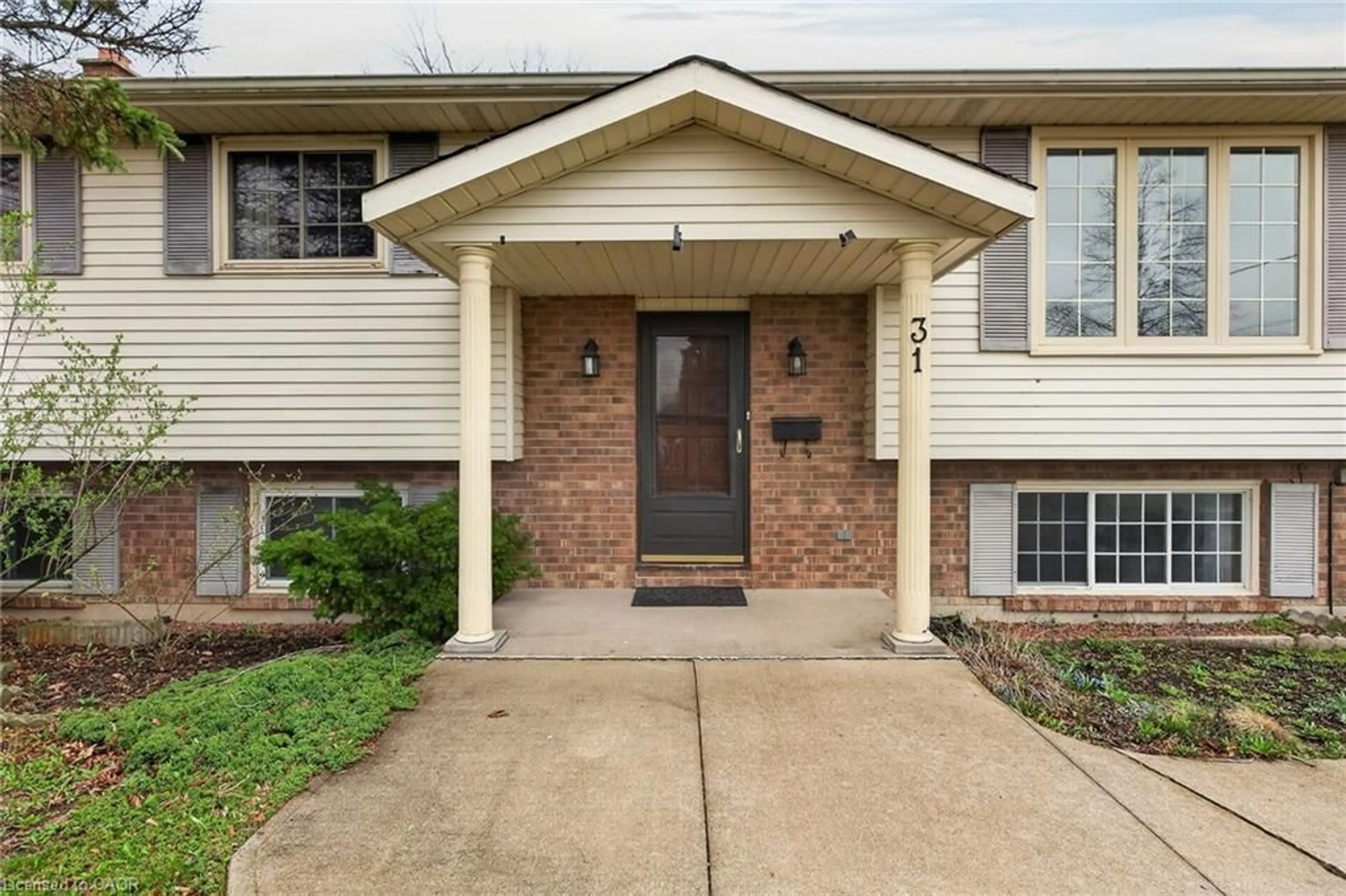 Home with brick exterior material, street for 31 Killins St, Smithville Ontario L0R 2A0