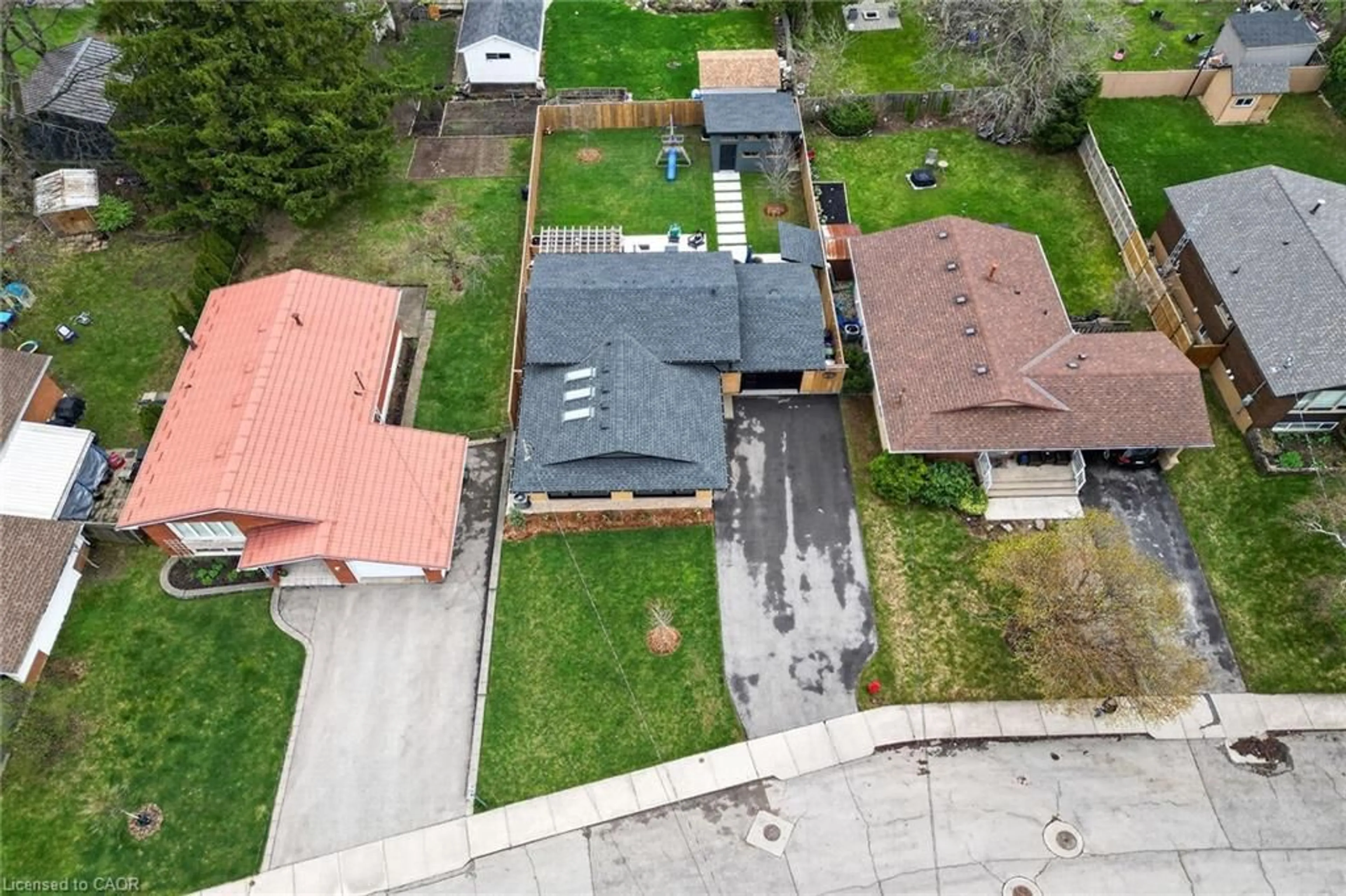 A pic from outside/outdoor area/front of a property/back of a property/a pic from drone, street for 23 Brenlyn Crt, Hamilton Ontario L9C 4N8