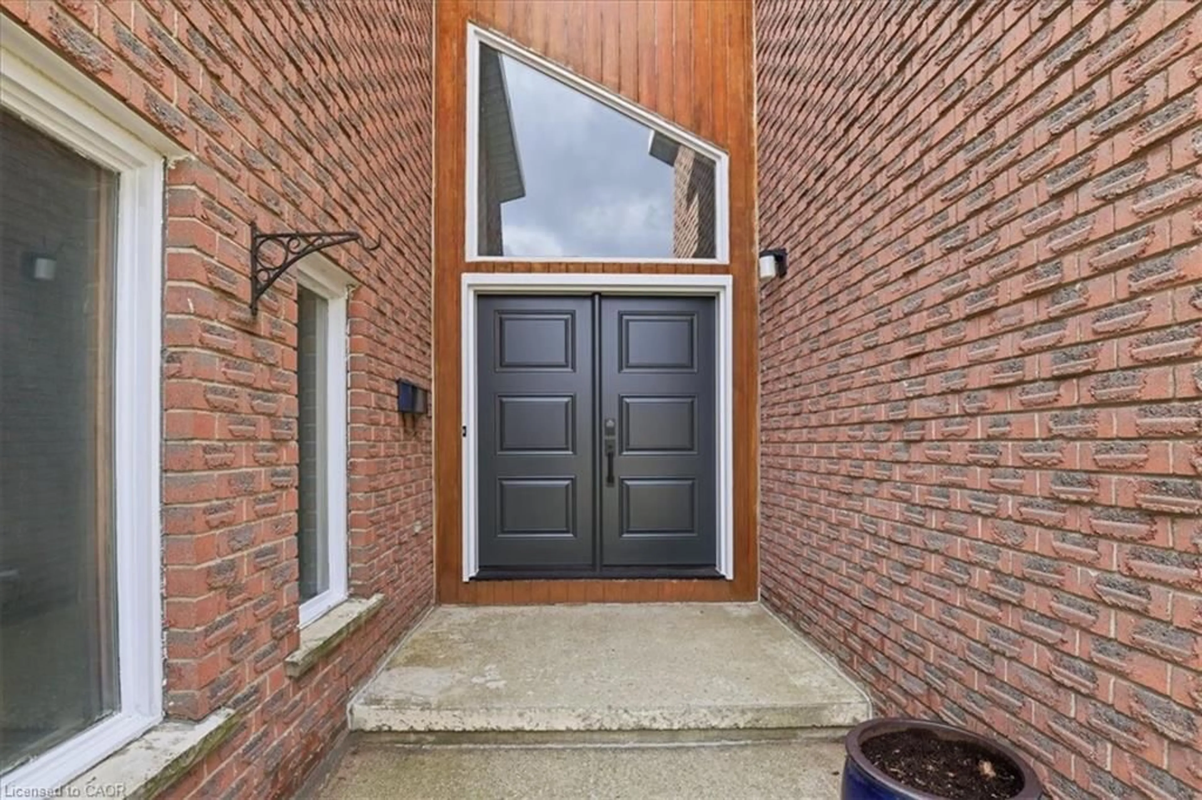 Indoor entryway for 110 Milton Ave, Cambridge Ontario N3C 3W5