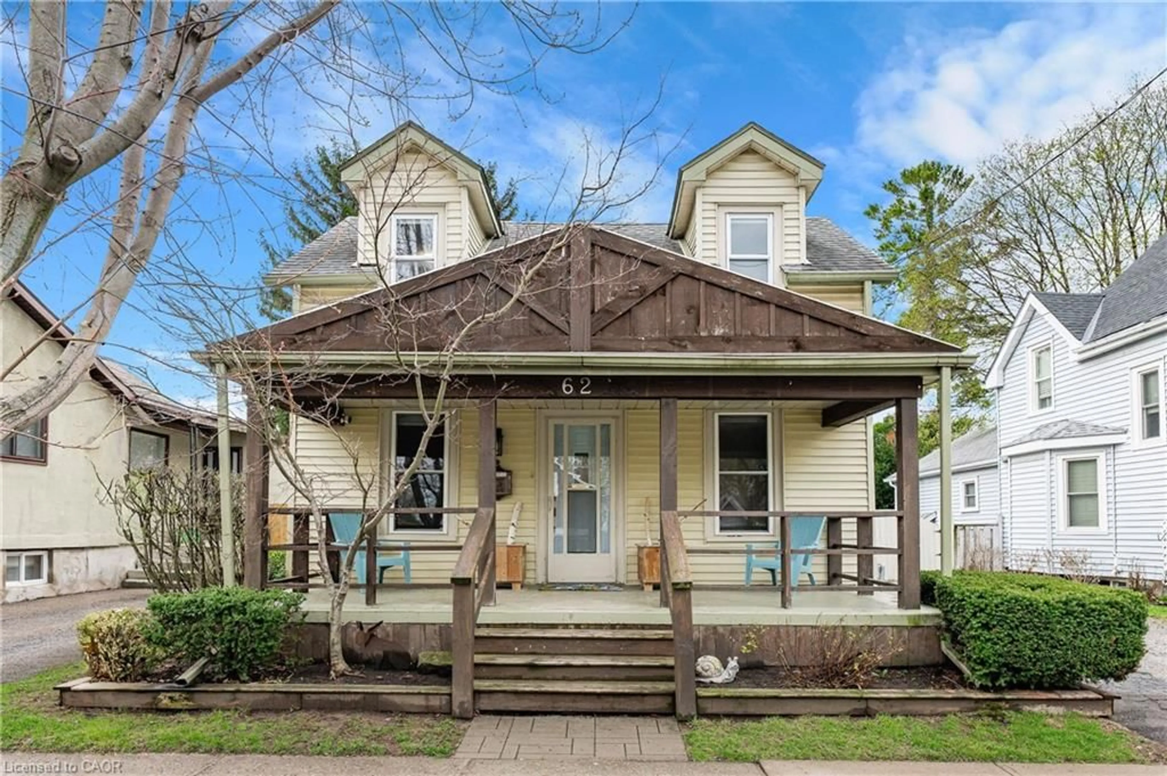Home with vinyl exterior material, street for 62 Louisa St, St. Catharines Ontario L2R 2J8