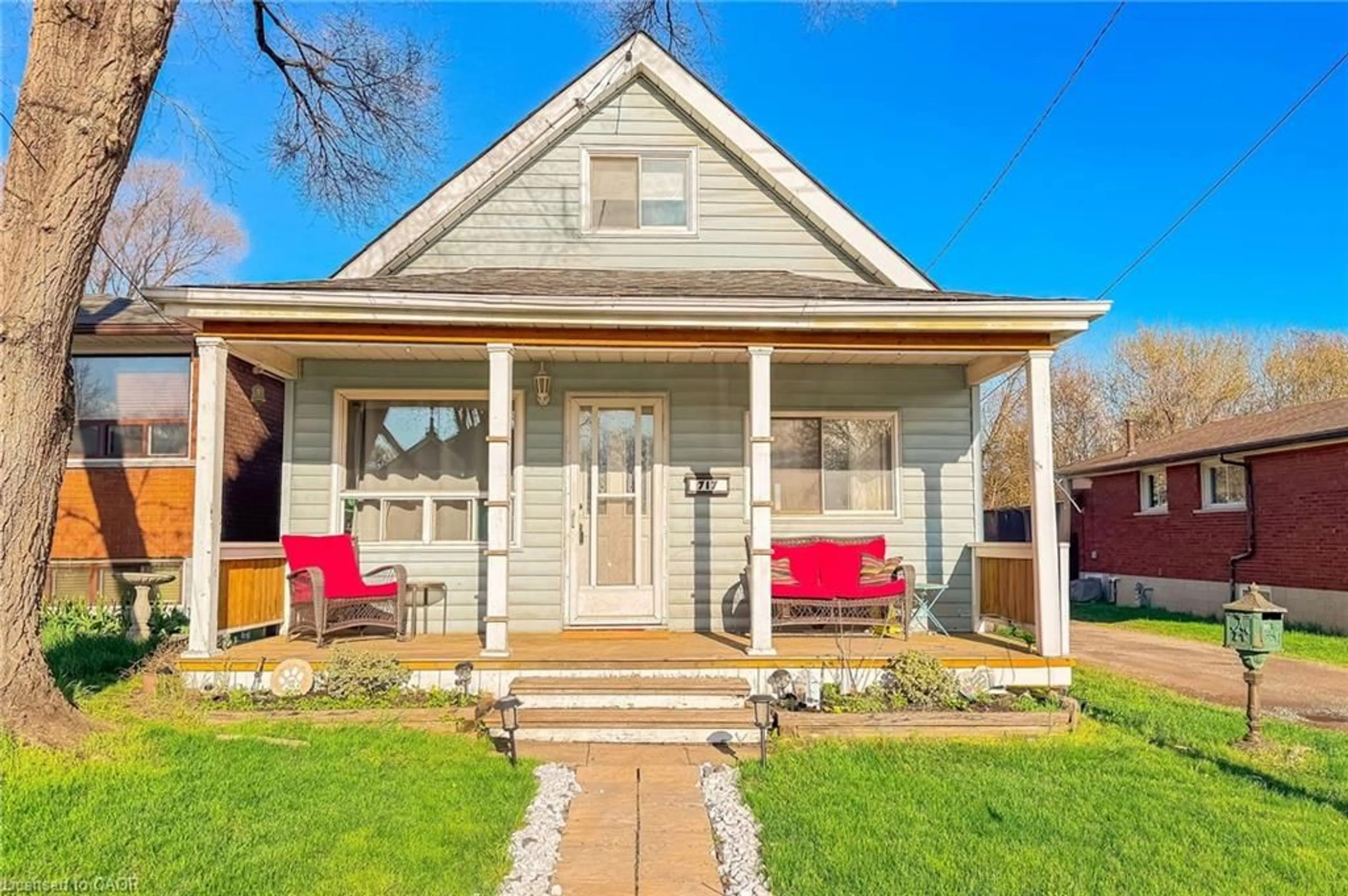 Home with vinyl exterior material, street for 717 Knox Ave, Hamilton Ontario L8H 6K7