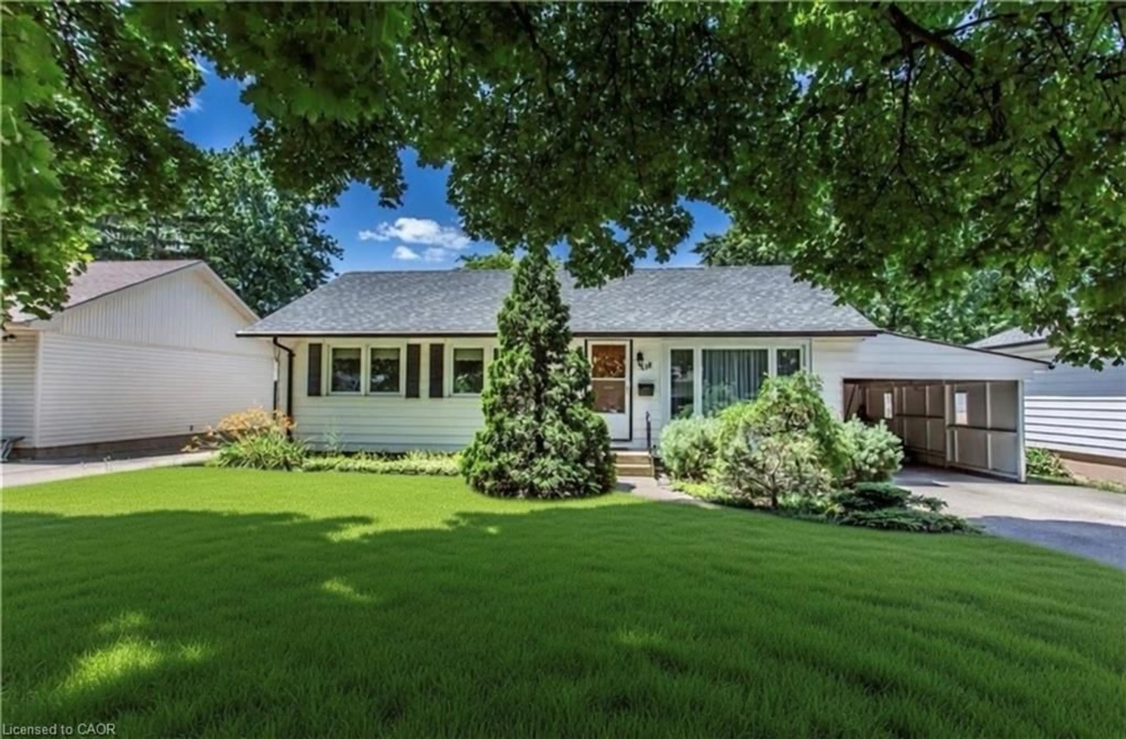 Home with vinyl exterior material, street for 118 Jacobson Ave, St. Catharines Ontario L2T 3A5