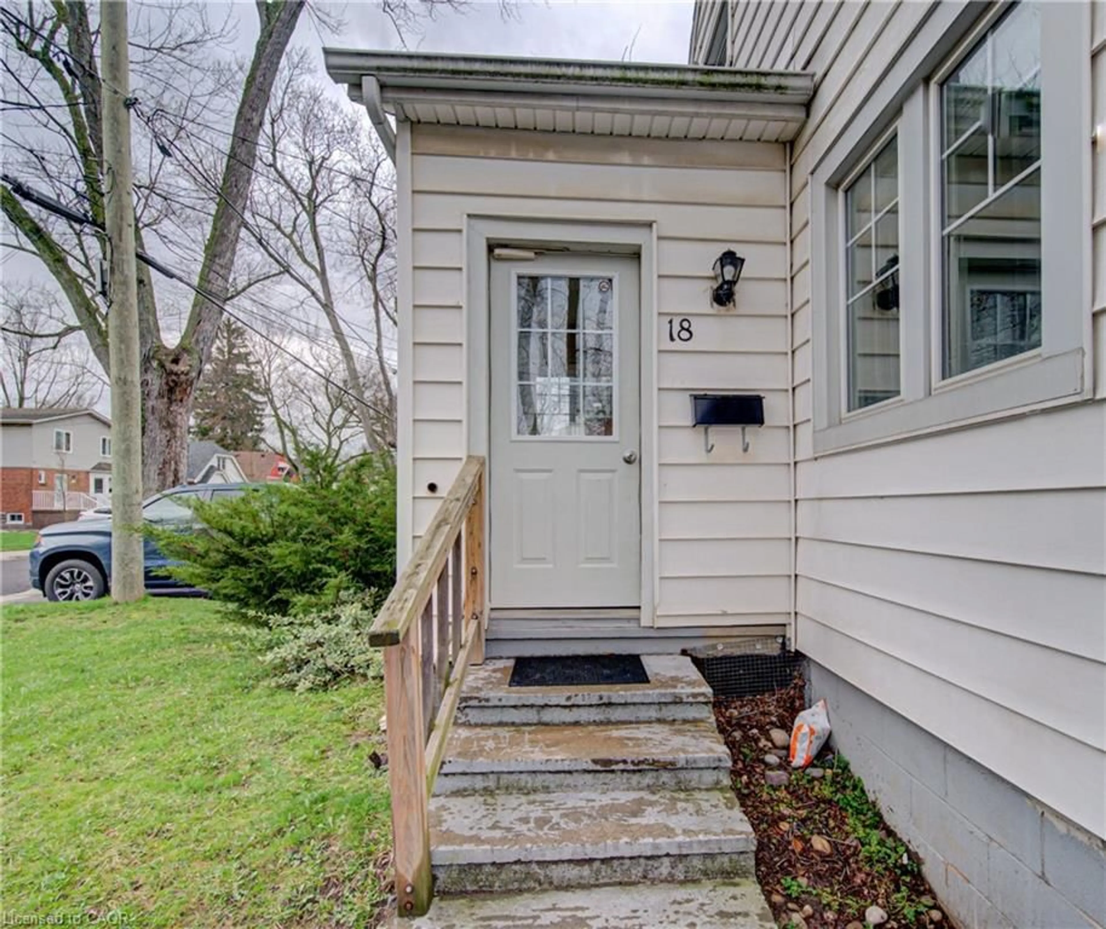 Indoor entryway for 18 Norfolk St, Hamilton Ontario L8S 3A5