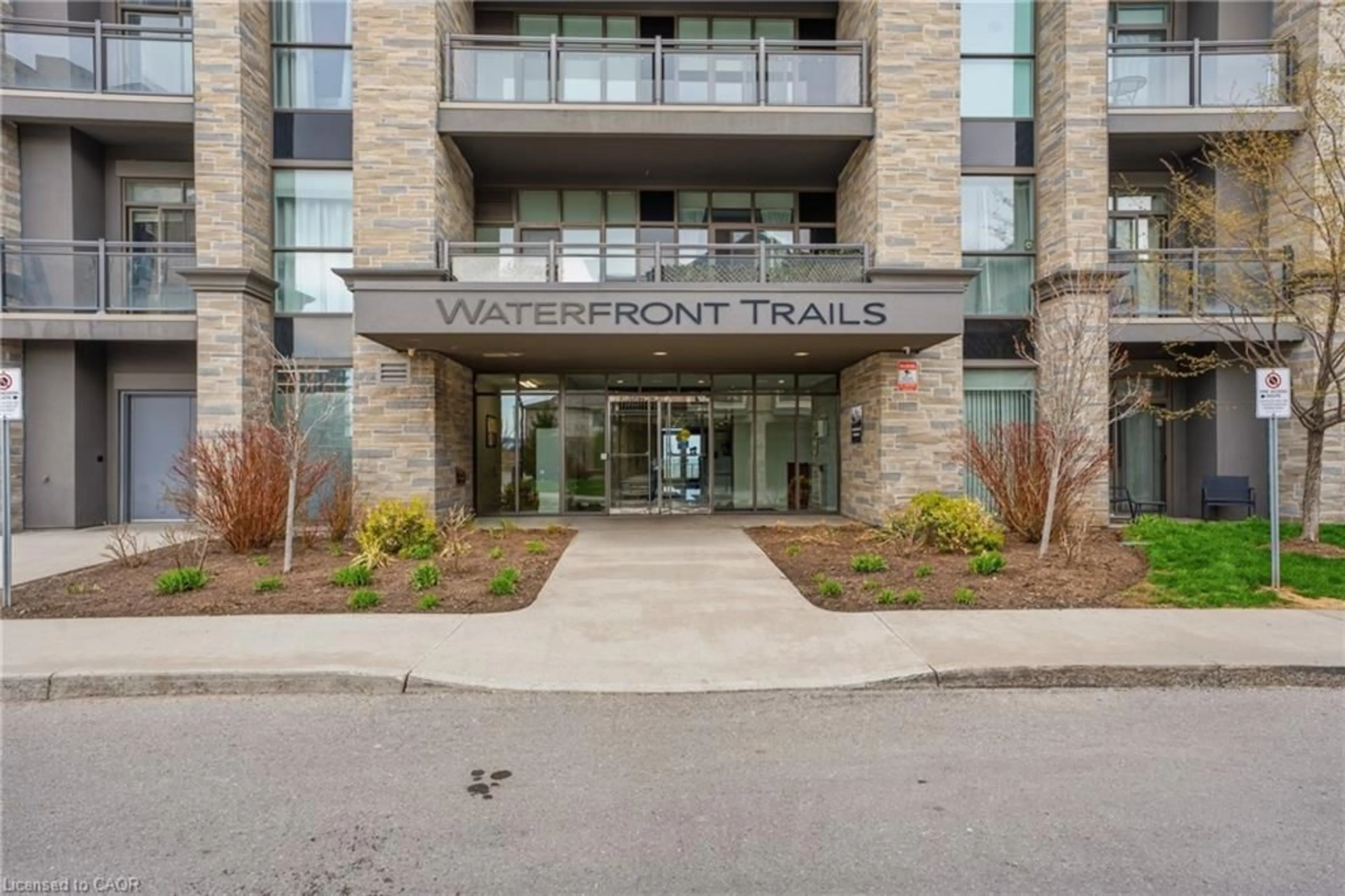 Indoor foyer for 35 Southshore Cres #330, Hamilton Ontario L8E 0J2