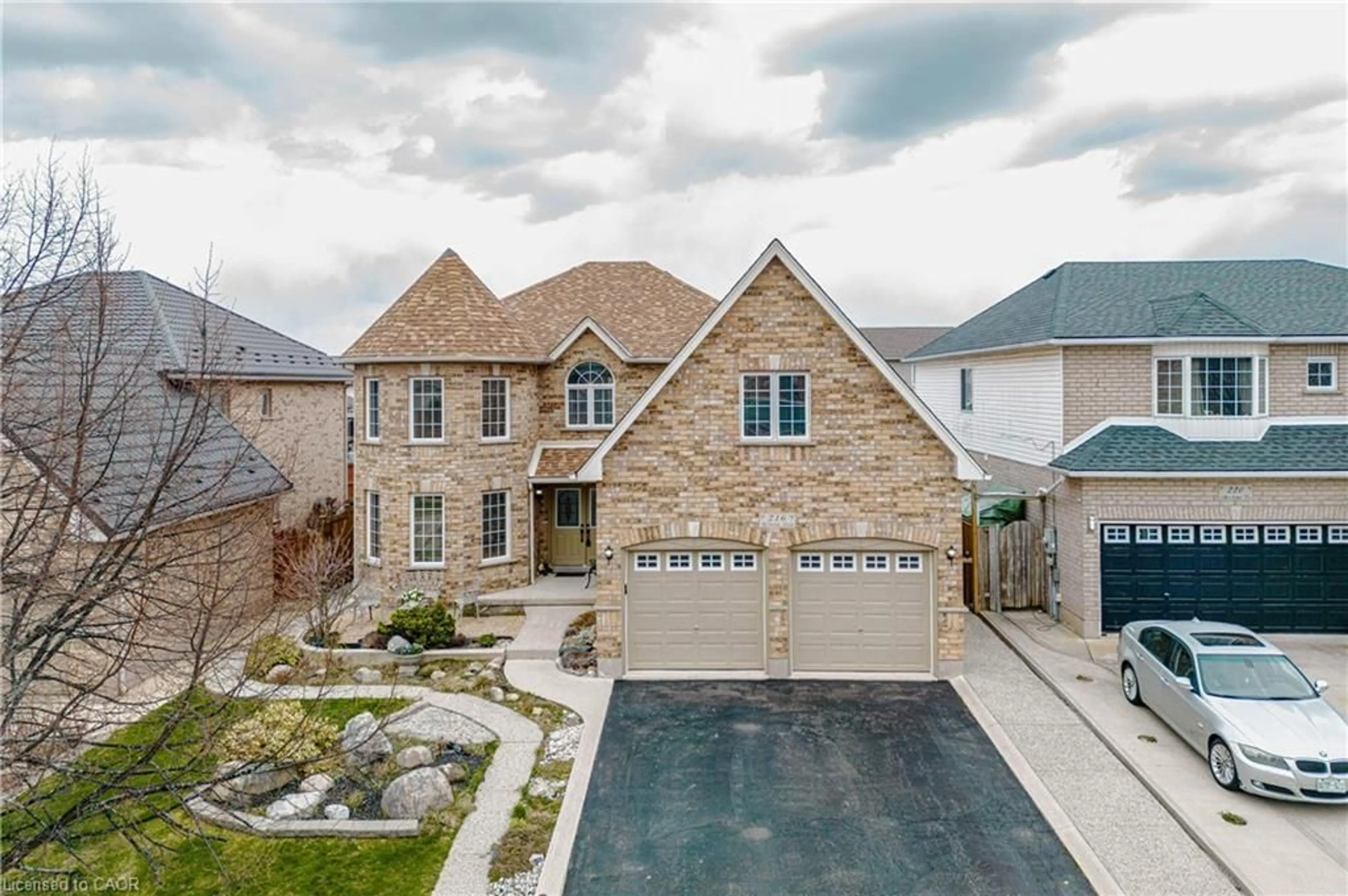 A pic from outside/outdoor area/front of a property/back of a property/a pic from drone, street for 216 Mcnichol Dr, Cambridge Ontario N1P 1J3