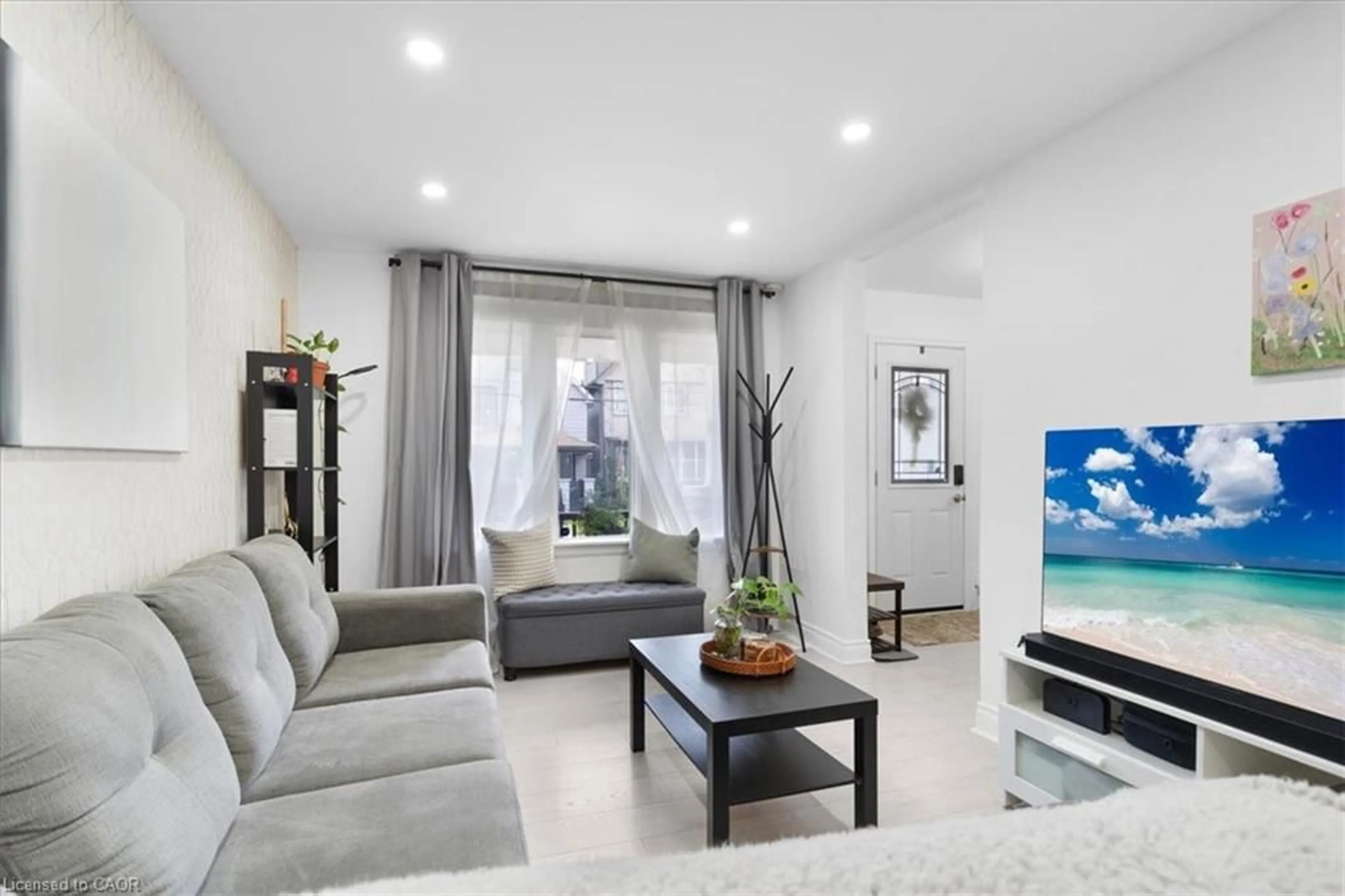 Living room with furniture, unknown for 133 Frederick Ave, Hamilton Ontario L8H 4L1