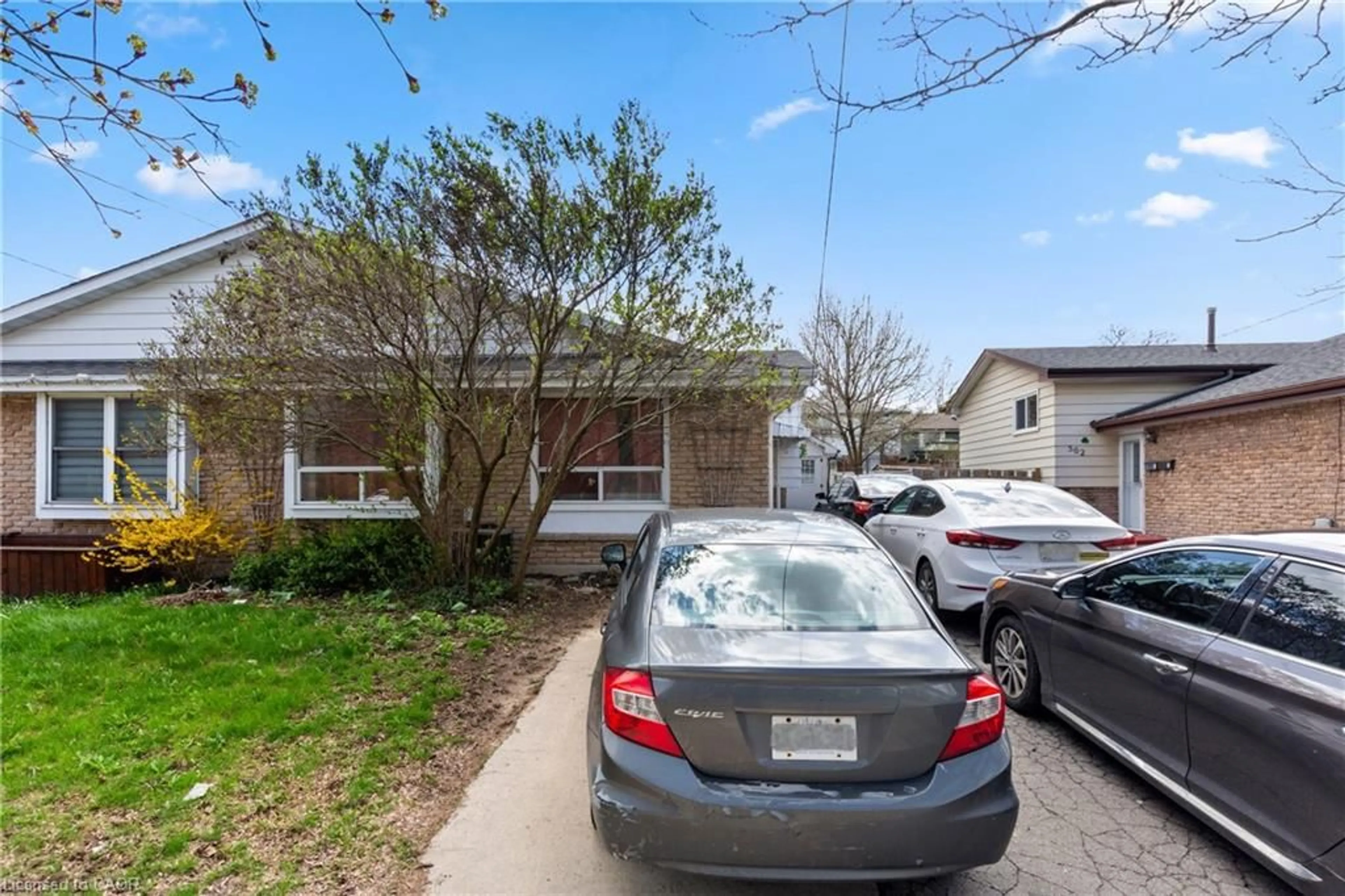 A pic from outside/outdoor area/front of a property/back of a property/a pic from drone, street for 566 Greenhill Ave, Hamilton Ontario L8K 5E8