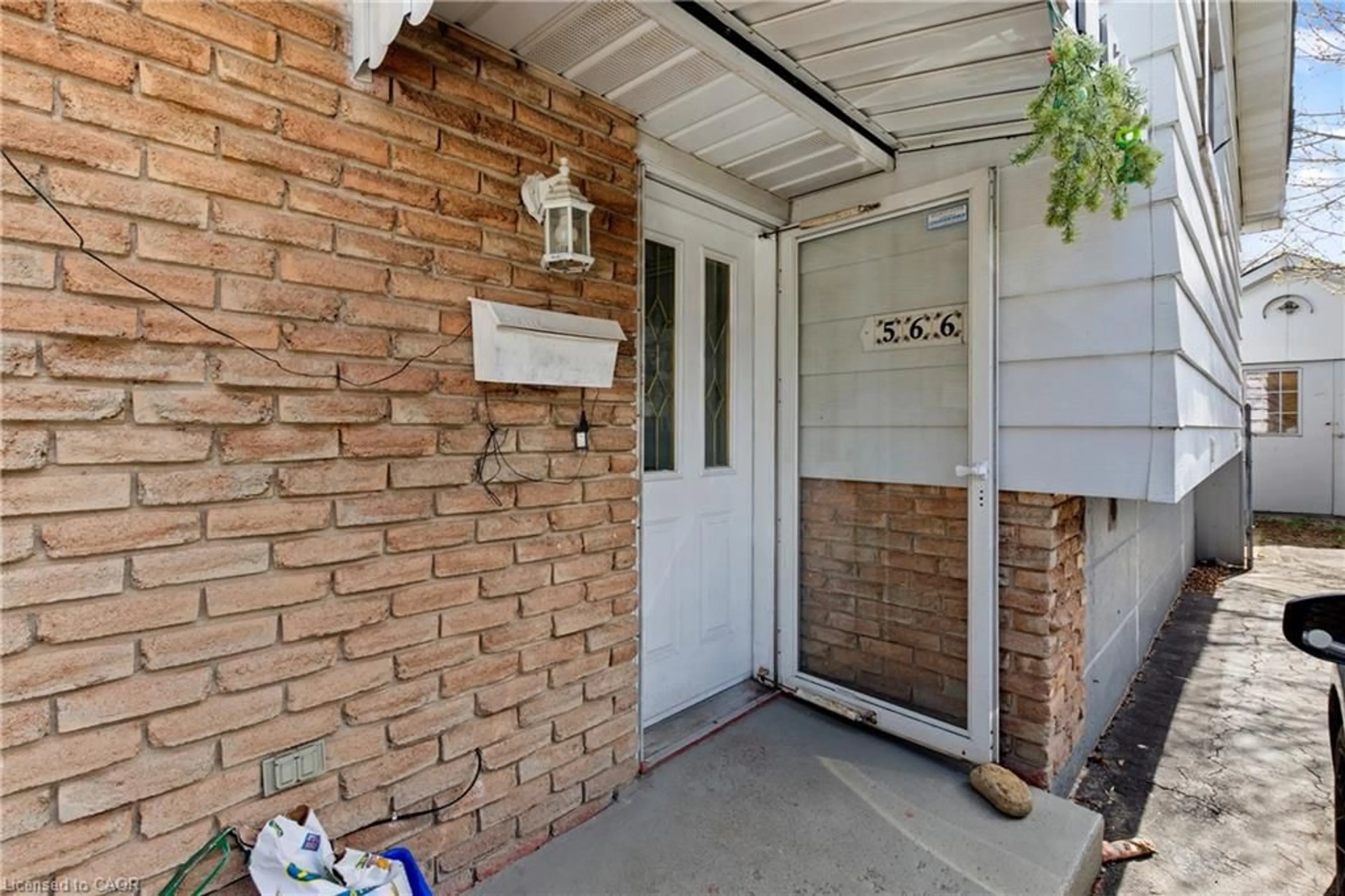 Indoor entryway for 566 Greenhill Ave, Hamilton Ontario L8K 5E8