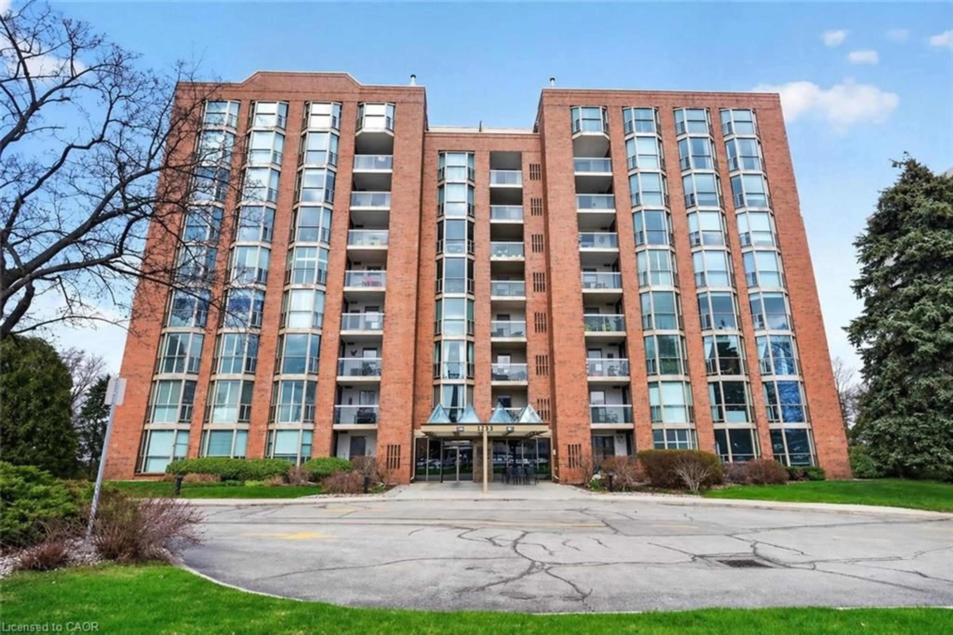 Indoor foyer for 1225 North Shore Blvd #307, Burlington Ontario L7S 1Z6