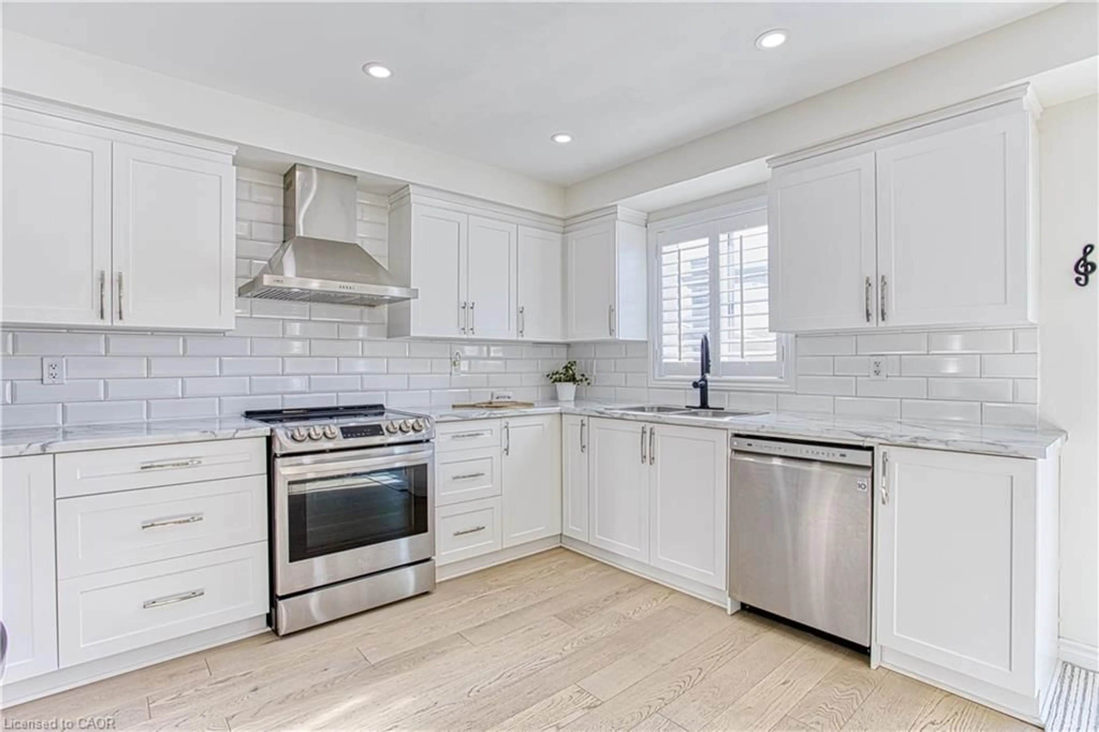 Open concept kitchen, ceramic/tile floor for 32 Hudson Dr, Cayuga Ontario N0A 1E0