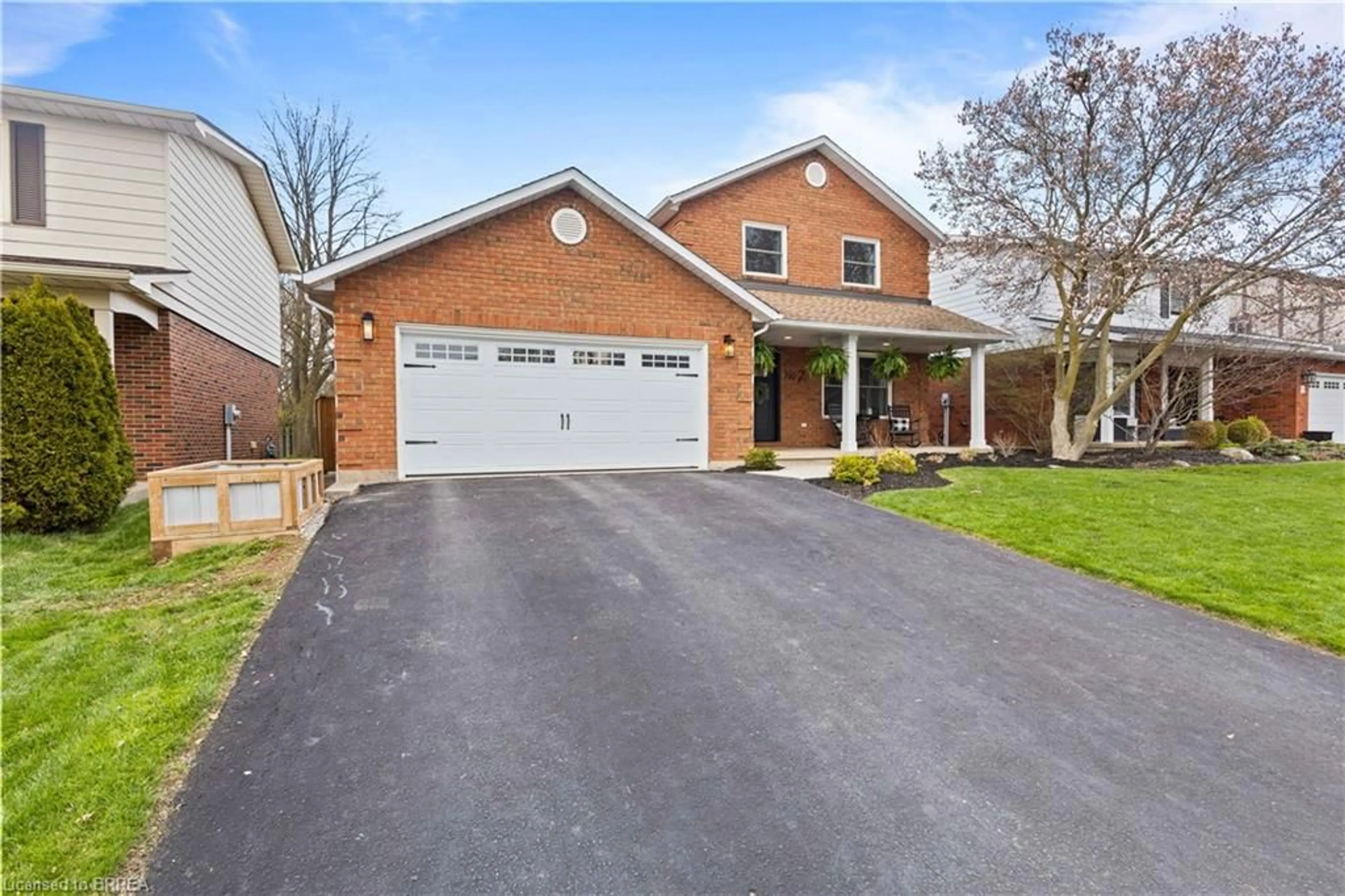 Home with brick exterior material, street for 7 Colonial Cres, Brantford Ontario N3R 7M5