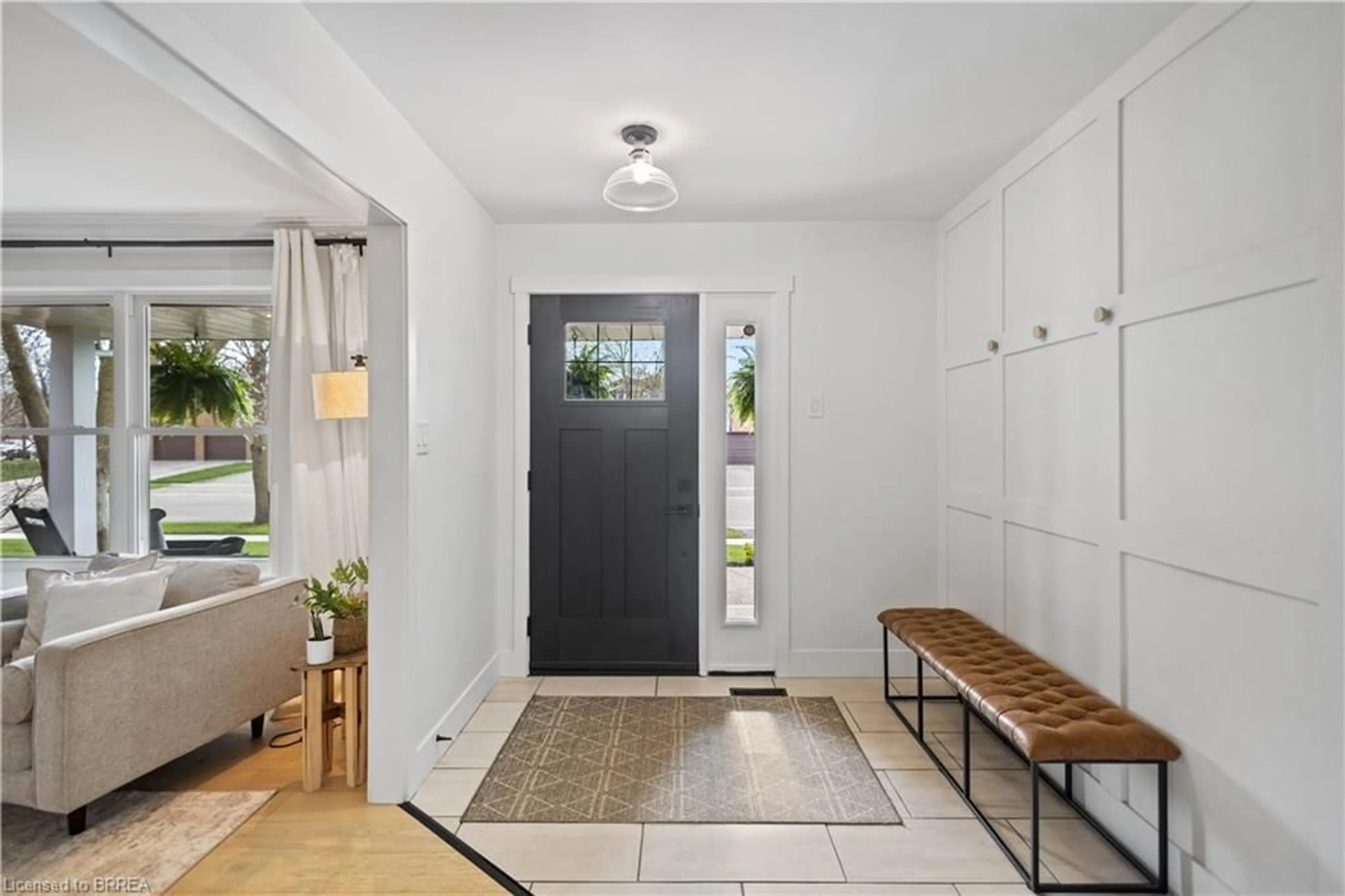 Indoor entryway for 7 Colonial Cres, Brantford Ontario N3R 7M5