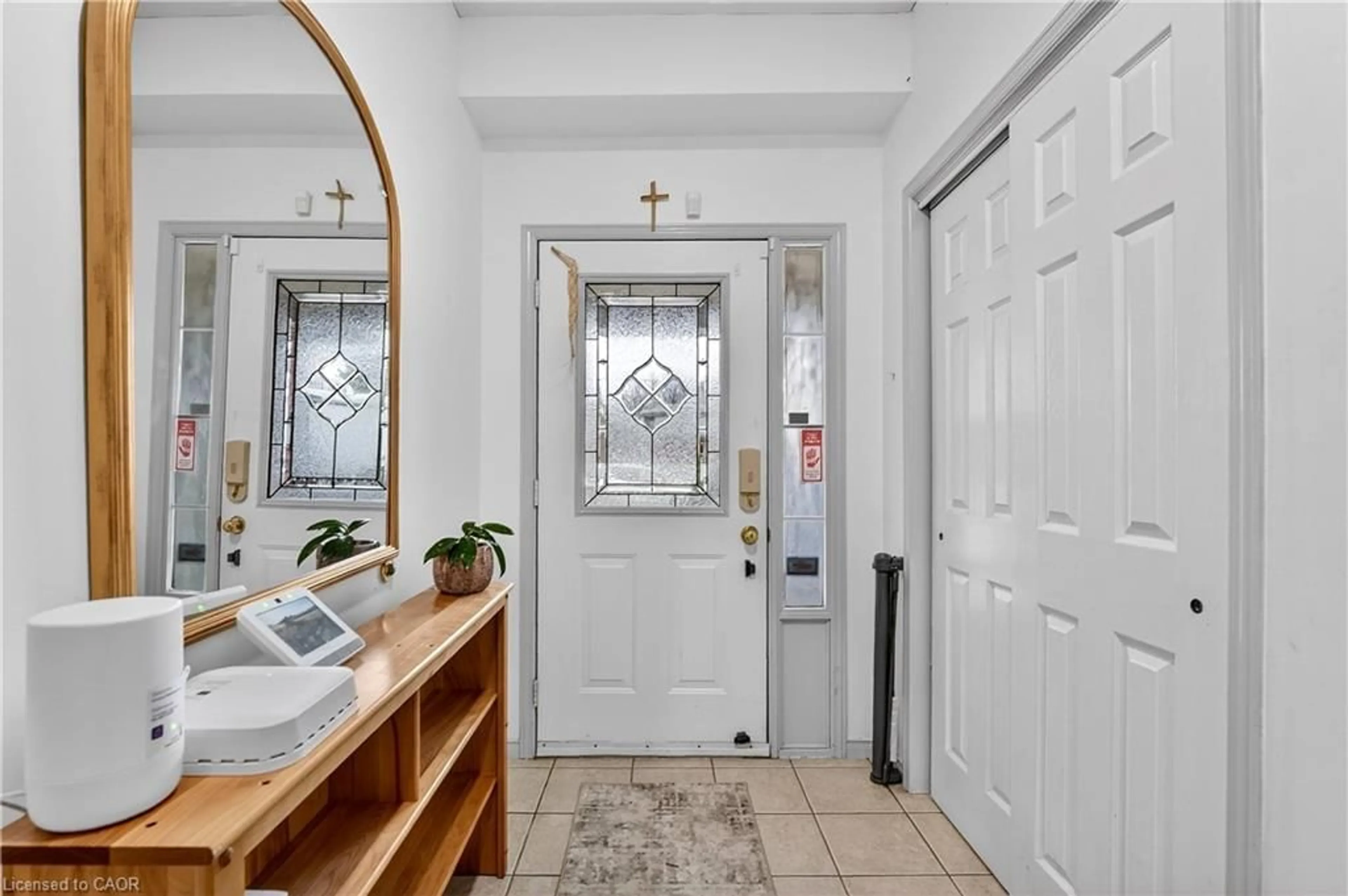 Indoor entryway for 380 Highland Rd, Stoney Creek Ontario L8J 3W3