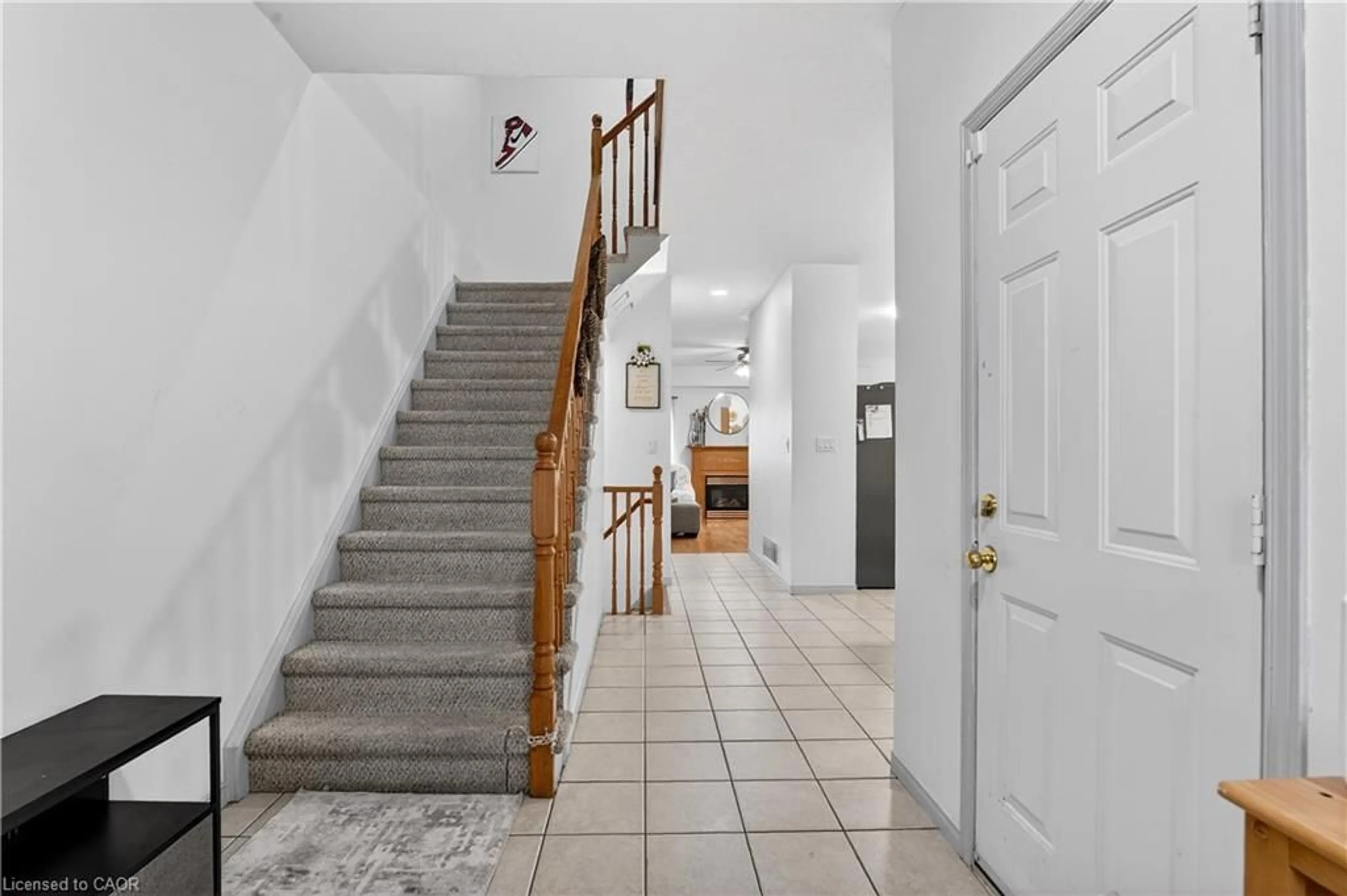 Indoor foyer for 380 Highland Rd, Stoney Creek Ontario L8J 3W3