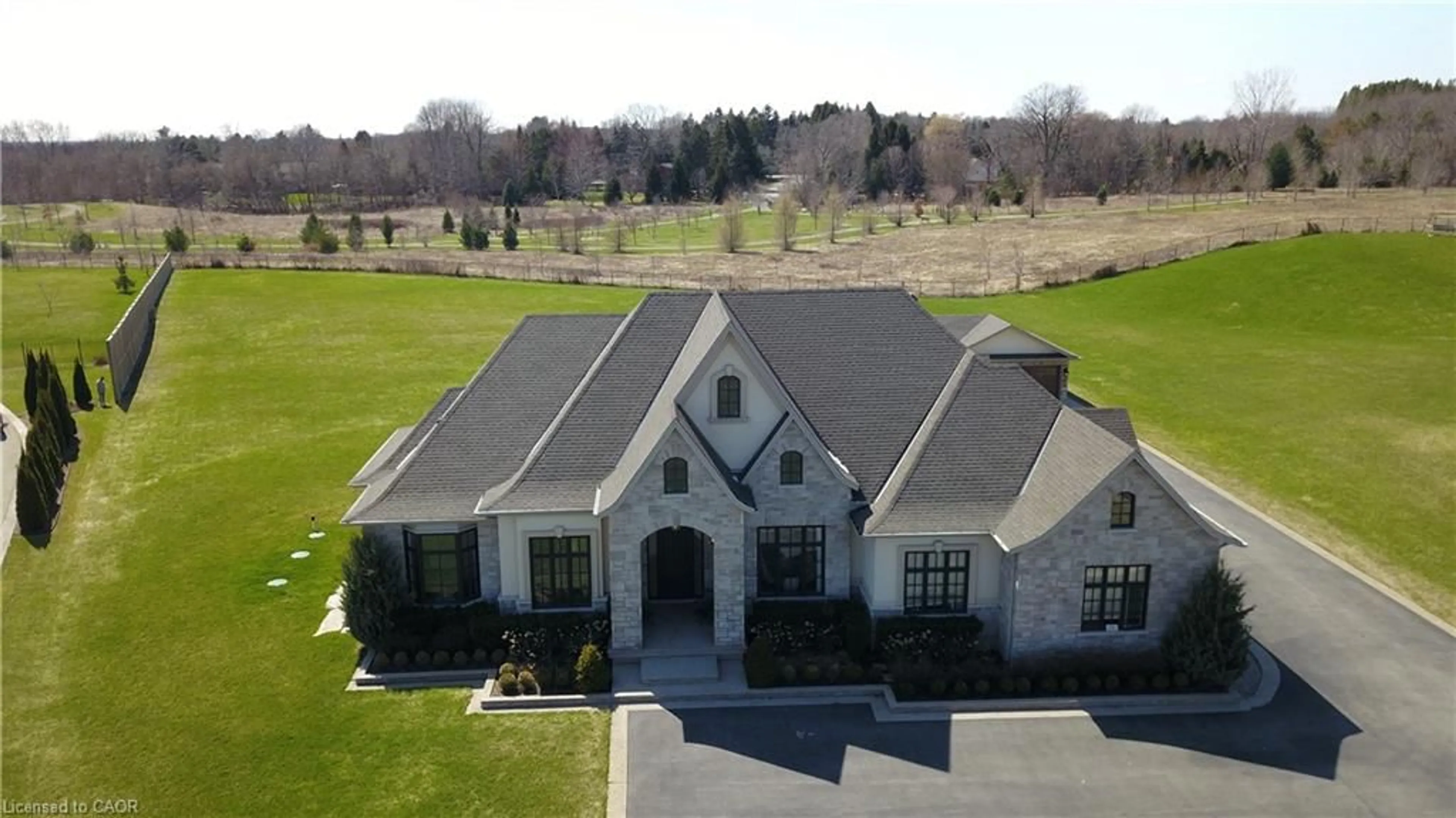 A pic from outside/outdoor area/front of a property/back of a property/a pic from drone, unknown for 55 Tews Lane, Dundas Ontario L9H 7N4