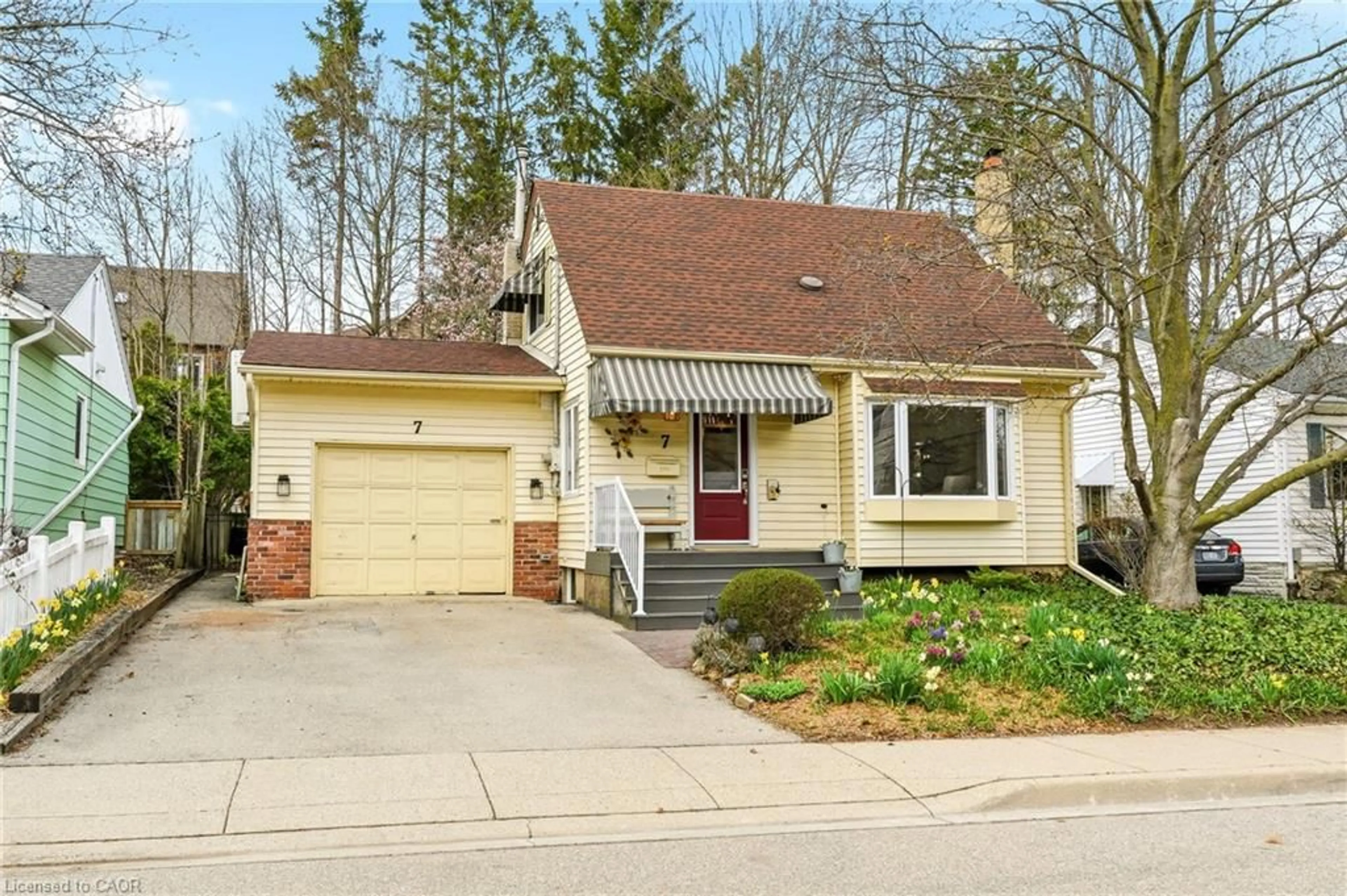 Home with vinyl exterior material, street for 7 Central Park Ave, Dundas Ontario L9H 2M5