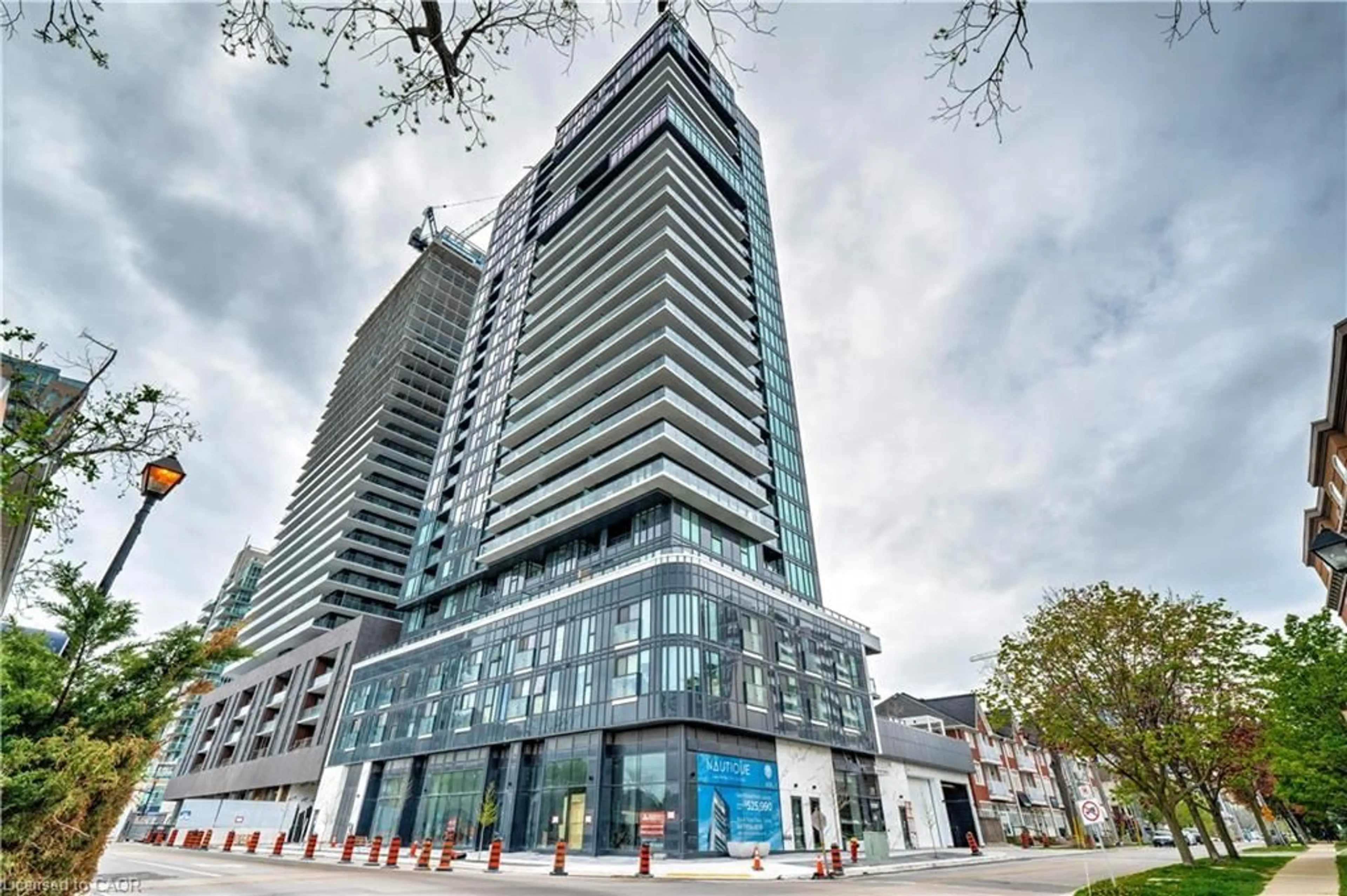 Indoor foyer for 370 Martha St #1707, Burlington Ontario L7R 0G9