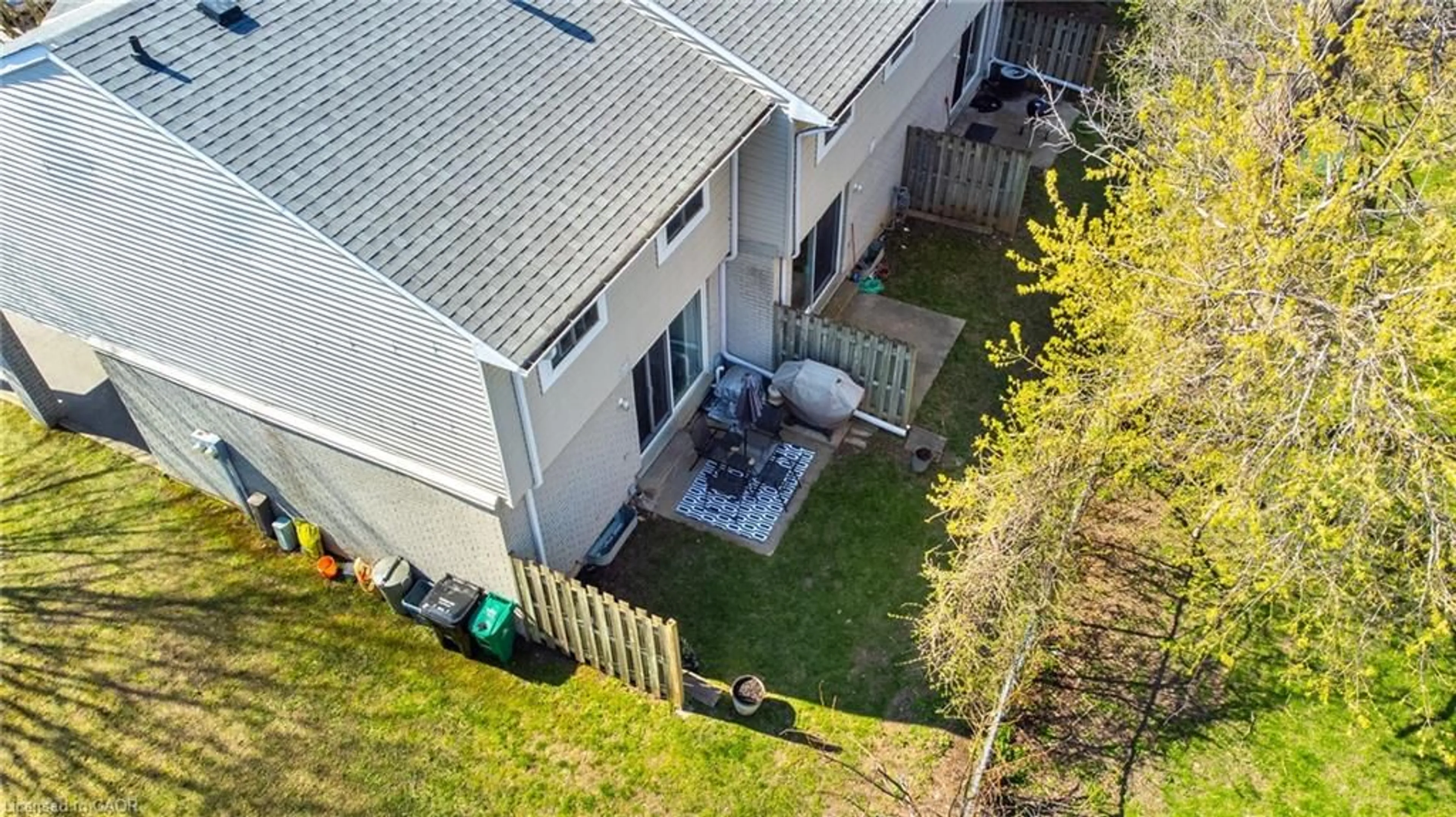 A pic from outside/outdoor area/front of a property/back of a property/a pic from drone, unknown for 125 Sekura Cres #19, Cambridge Ontario N1R 8B4
