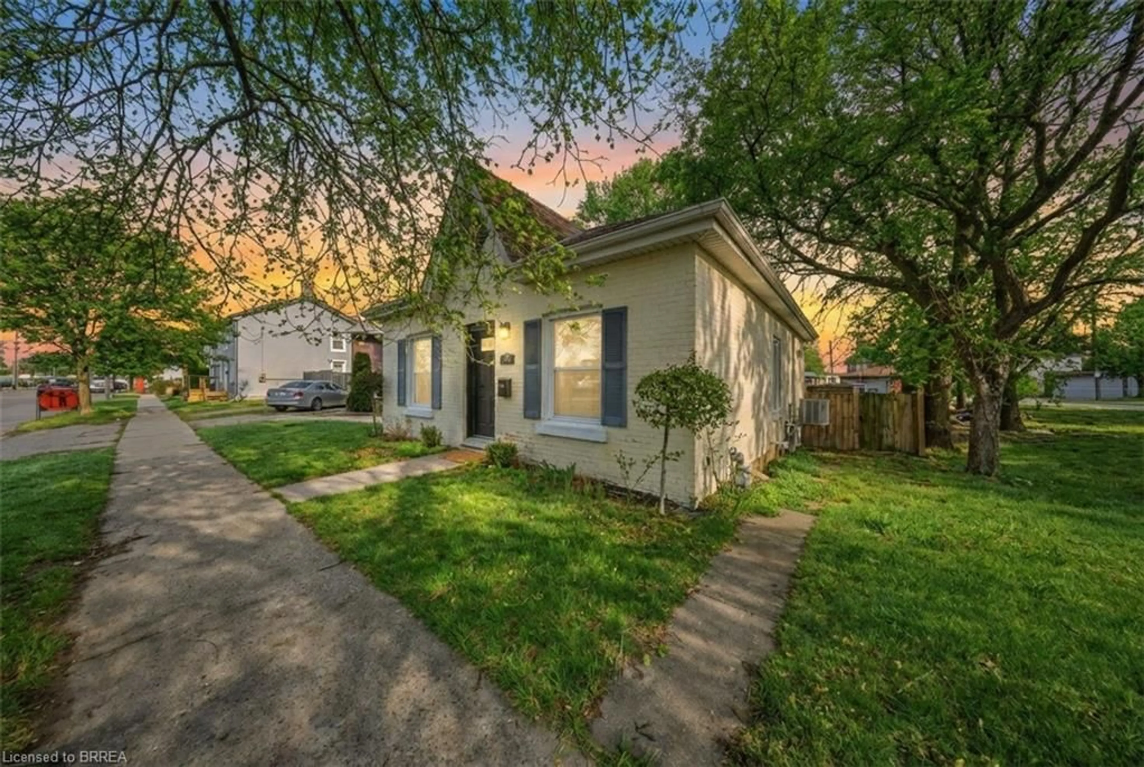 A pic from outside/outdoor area/front of a property/back of a property/a pic from drone, street for 38 Mount Pleasant St, Brantford Ontario N3T 1S6